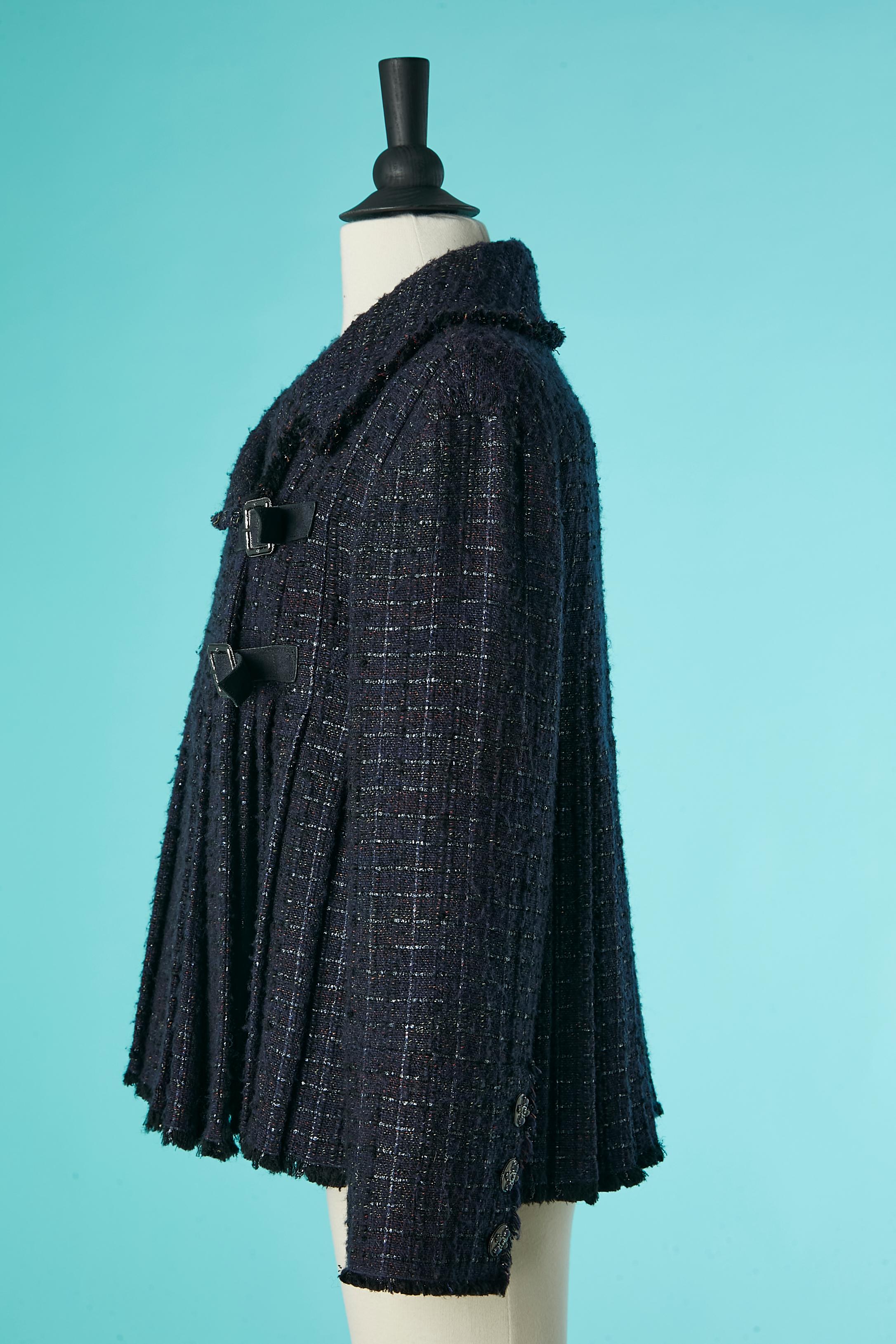 Zweireihige plissierte Tweedjacke mit Schnallenverschluss Chanel Métiers d'Art  im Angebot 1