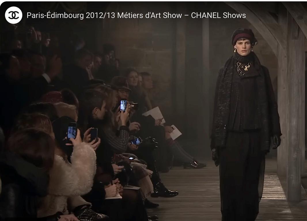 Zweireihige plissierte Tweedjacke mit Schnallenverschluss Chanel Métiers d'Art  im Angebot 6