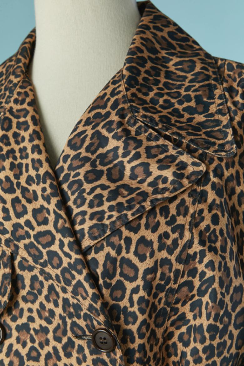 Double breasted raincoat with animal print and belt. Fabric: 100% polyester. Shoulder pad. Button and buttonhole on the middle front + one extra button provided. Pocket on both side. Split on the back on the bottom. 
SIZE L