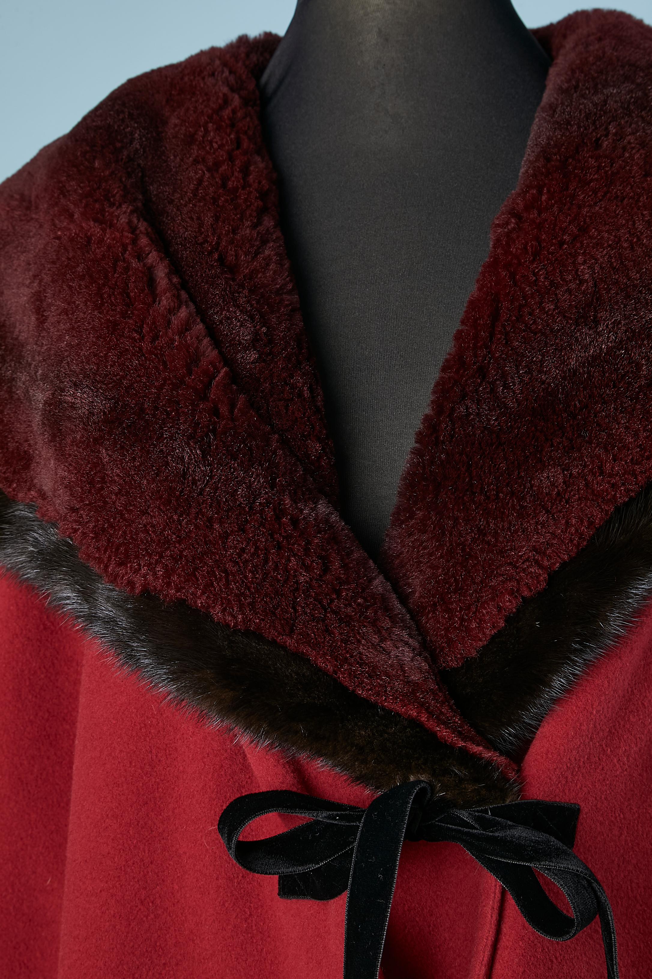 Double-breasted red wool jacket with collar and cuff furs and black velvet bow.
Red satin lining quilted and top-stitched. Shoulder pad. Raglan sleeve. Inside button and buttonhole.
SIZE XL