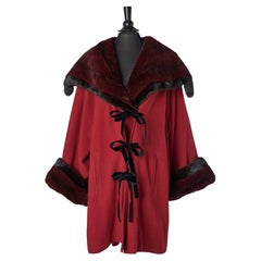 Veste en laine rouge à double boutonnage avec col, fourrure de manchette et nœud papillon YSL 