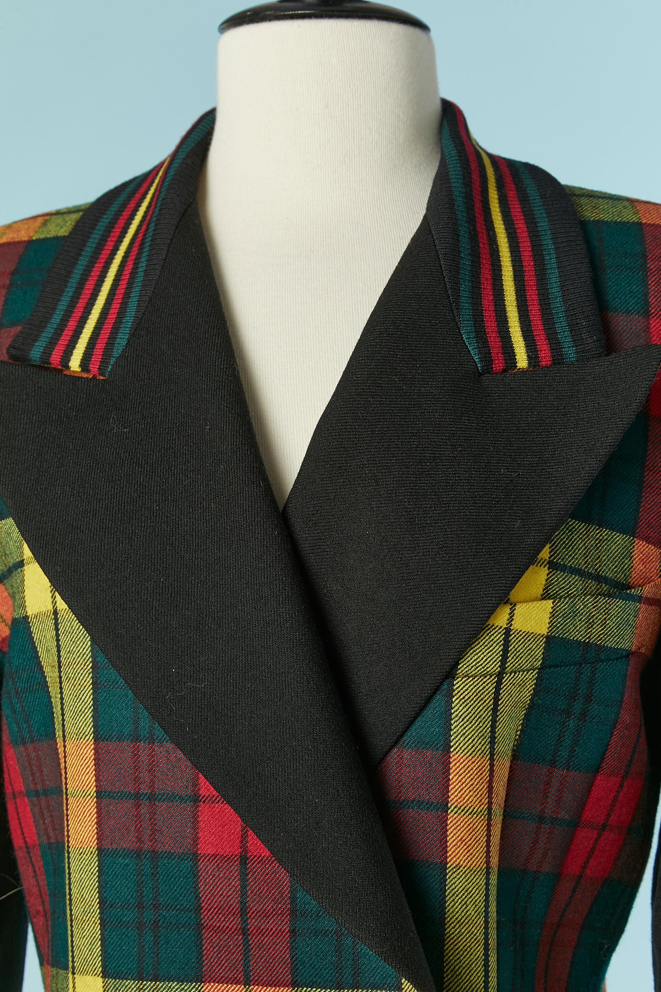 Double-breasted Tartan jacket with black sleeve  and gold branded buttons ( one extra provided) Main fabric composition: 100% wool. Lining composition: 100% rayon. Wool ribs around the collar and on the cuffs. Pocket on both side.
SIZE 38 (Fr) M 