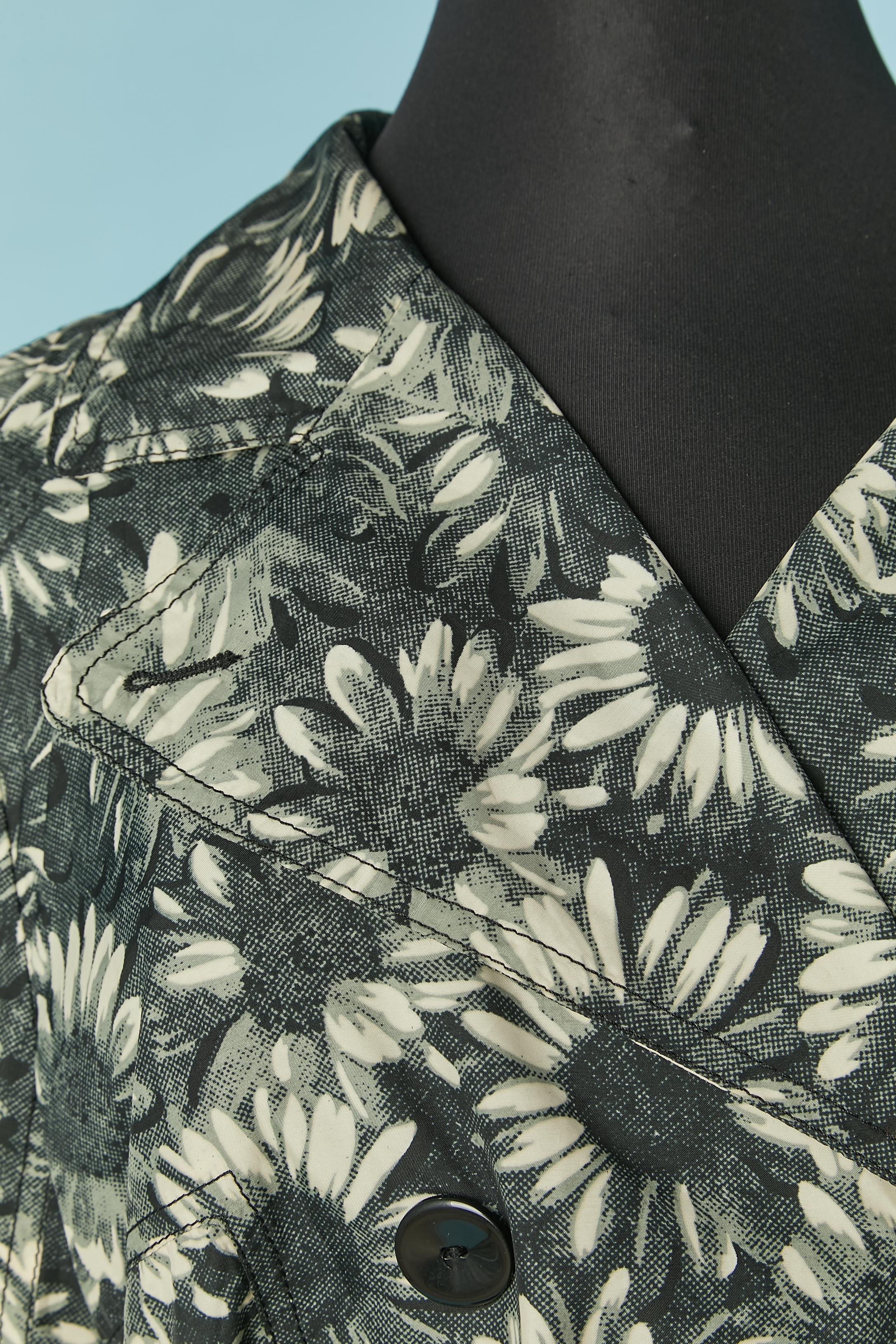 Double breasted trench-coat with flower print. Main fabric: 100% polyester. Pocket lining: 100% rayon. 
Belt, belt-loop. Pocket on both side. 
SIZE L / XL 