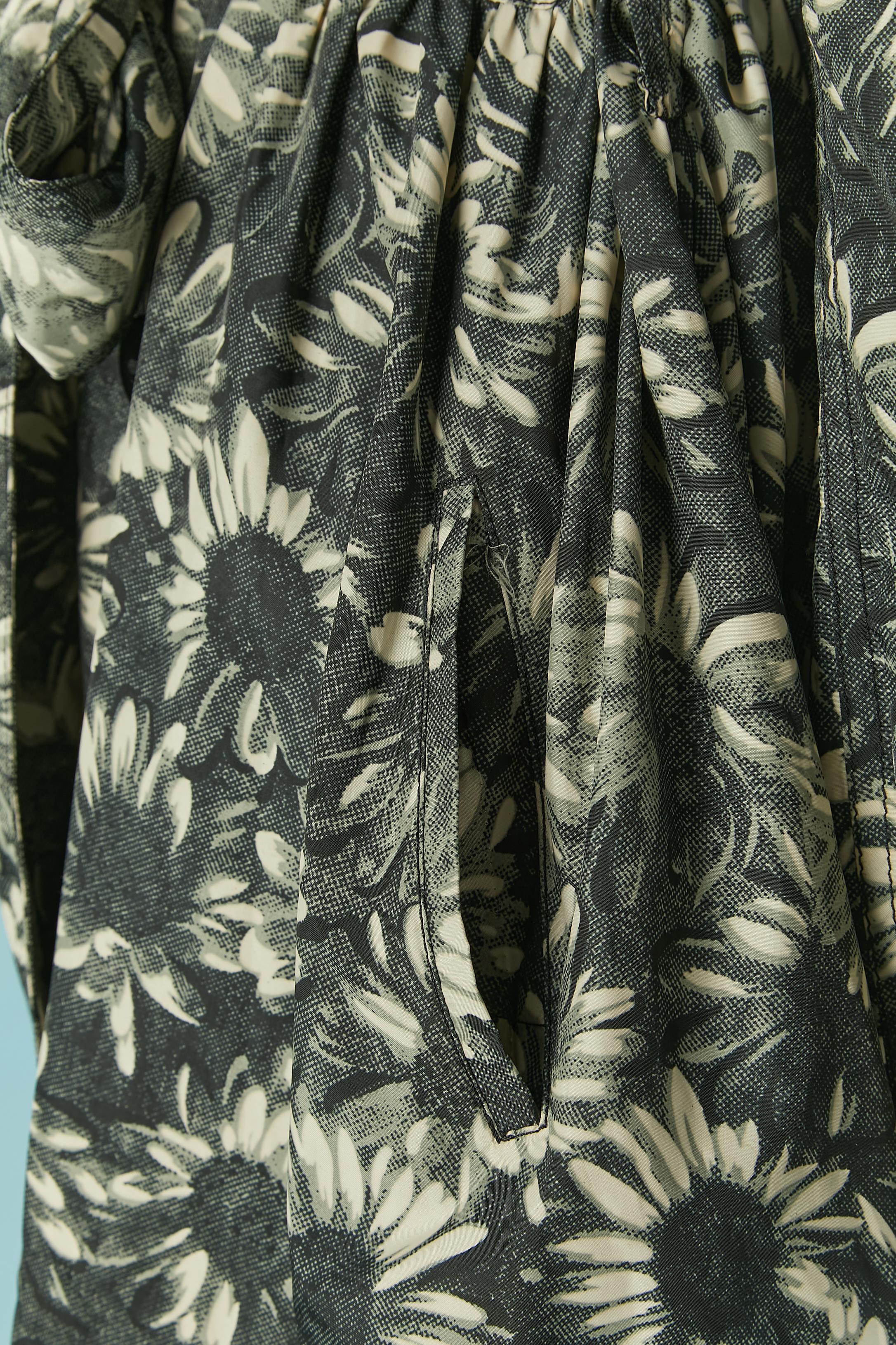Double breasted trench-coat with flower print RED Valentino In Excellent Condition For Sale In Saint-Ouen-Sur-Seine, FR