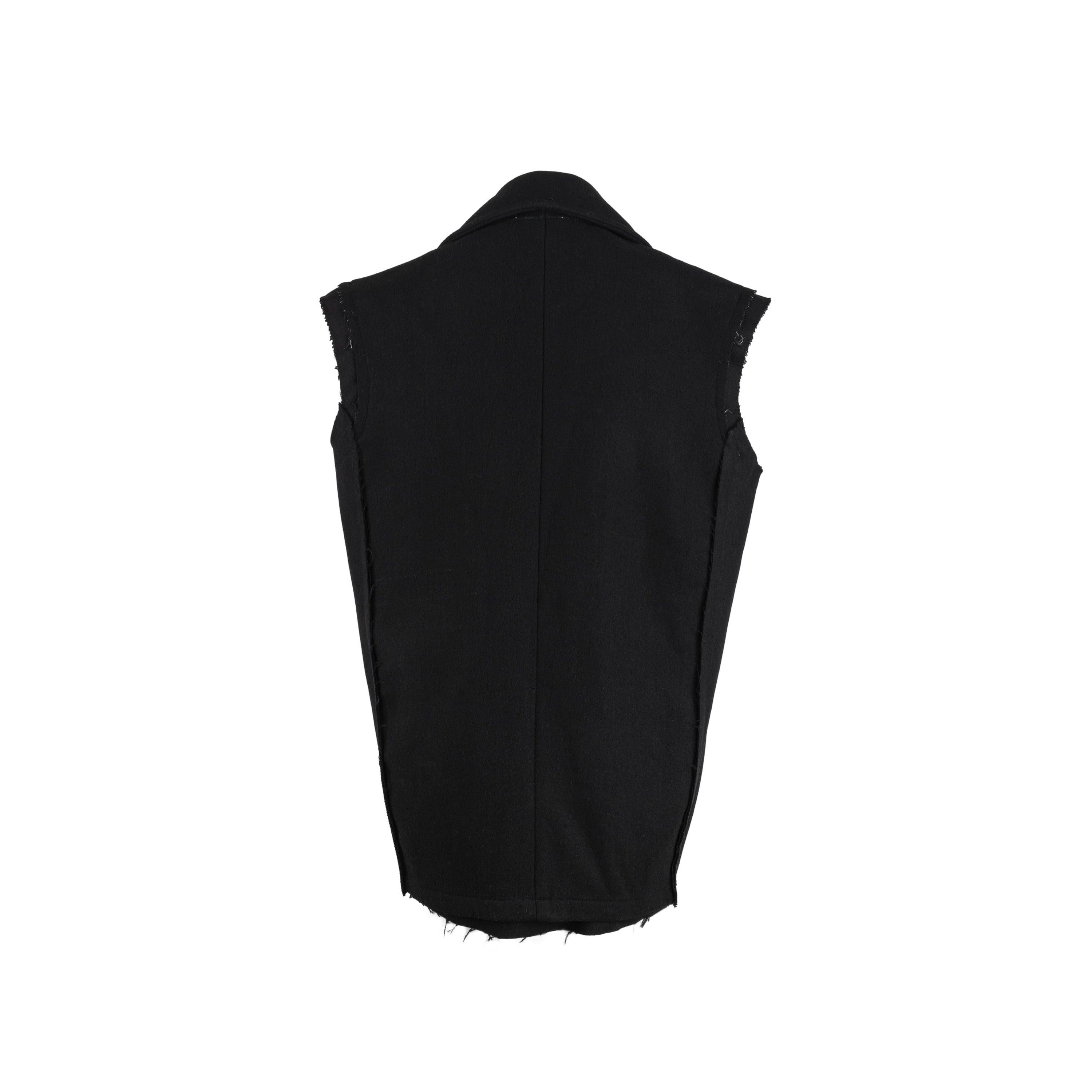 Diliborio black wool vest. Double-breasted, central buttoning, two front pockets and raw cut hems. Total length:80; Bust:60; Shoulders:20;