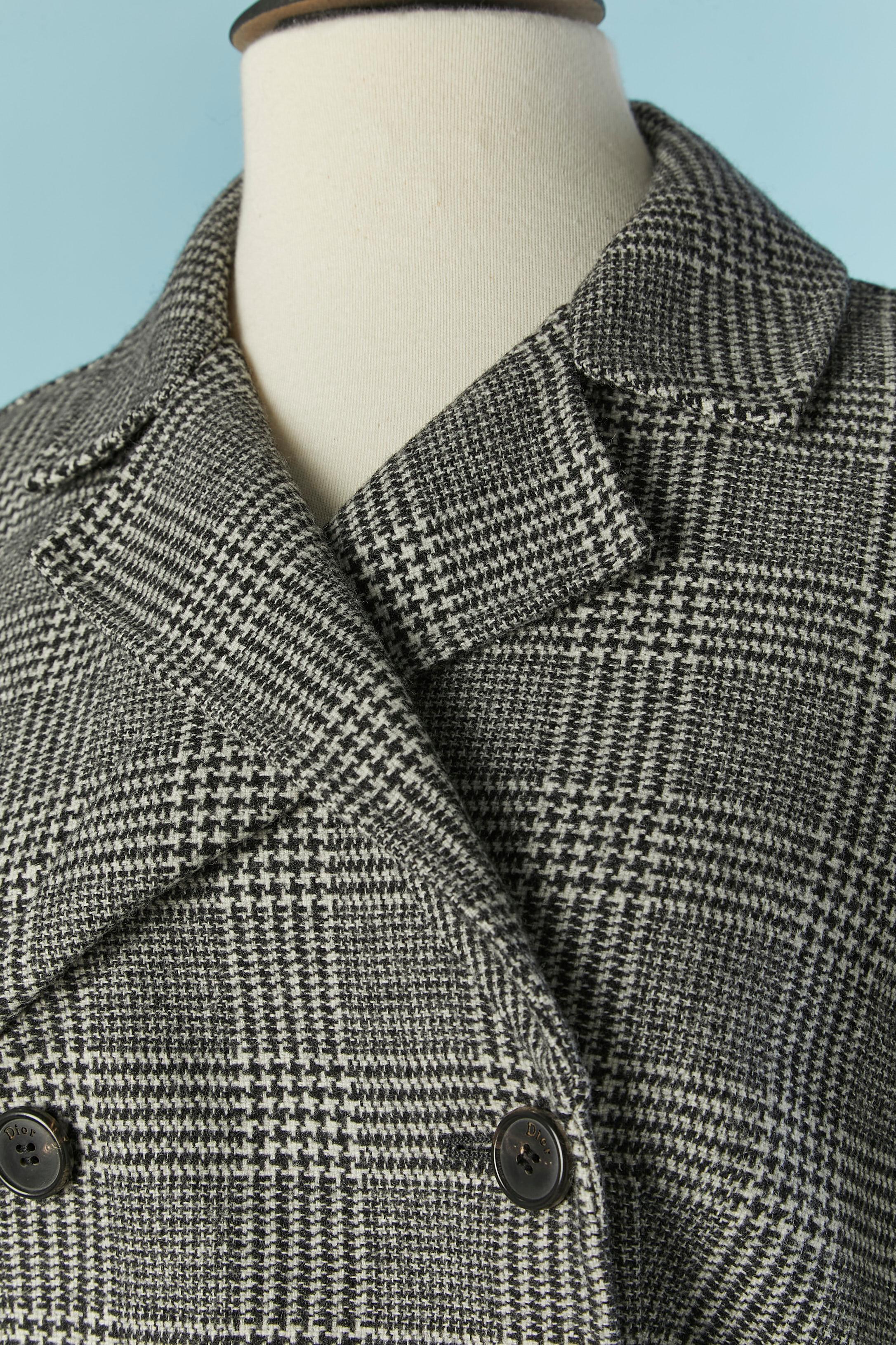 Veste double face en laine avec motif Prince de Galles. 
Bouton et boutonnière de marque sur la  front central . Manches raglan . Pochette sur les deux côtés. 
TAILLE 38 (Fr) M 