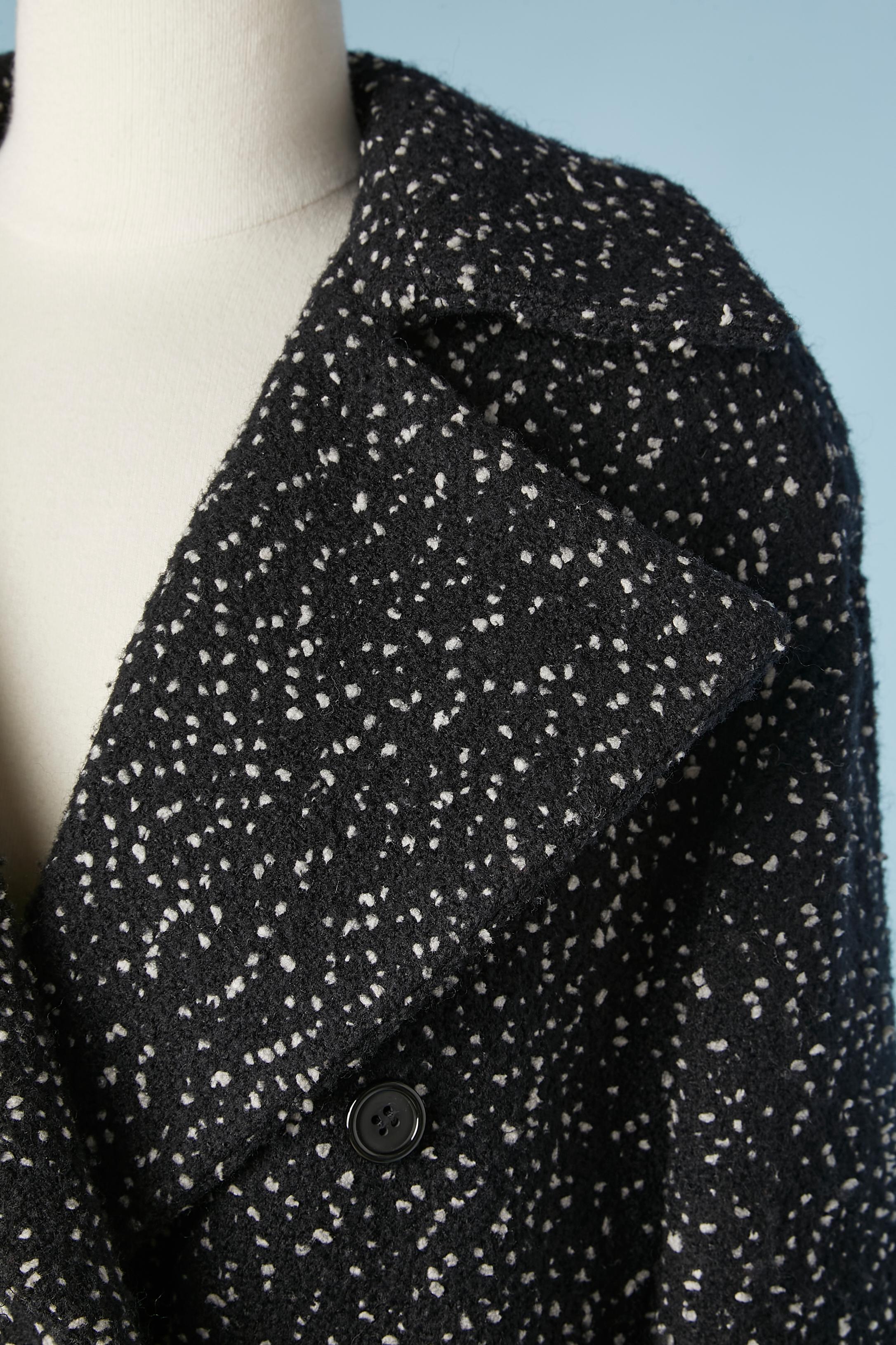 Double boutonnage  manteau de laine noir moucheté de blanc. Composition du tissu : 81% laine, 5% polyester, 13% polyamide, 1% élasthanne. Doublure en soie à l'intérieur des poches, des manches et à l'intérieur des épaules. 
TAILLE XL 