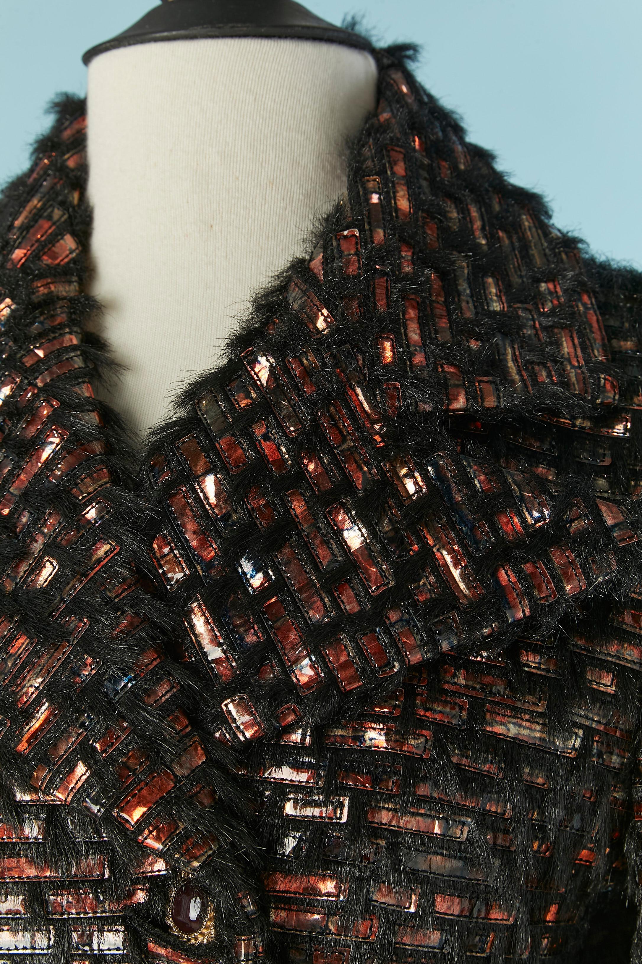 Veste tissée à double boutonnage. Composition du tissu principal : 56% modacrylique, 23% polyester, 12% nylon, 9% acrylique. Doublure en soie. 
Pochette sur les deux côtés. Chaîne sur le bord inférieur intérieur. 
TAILLE 38 (Fr) M 