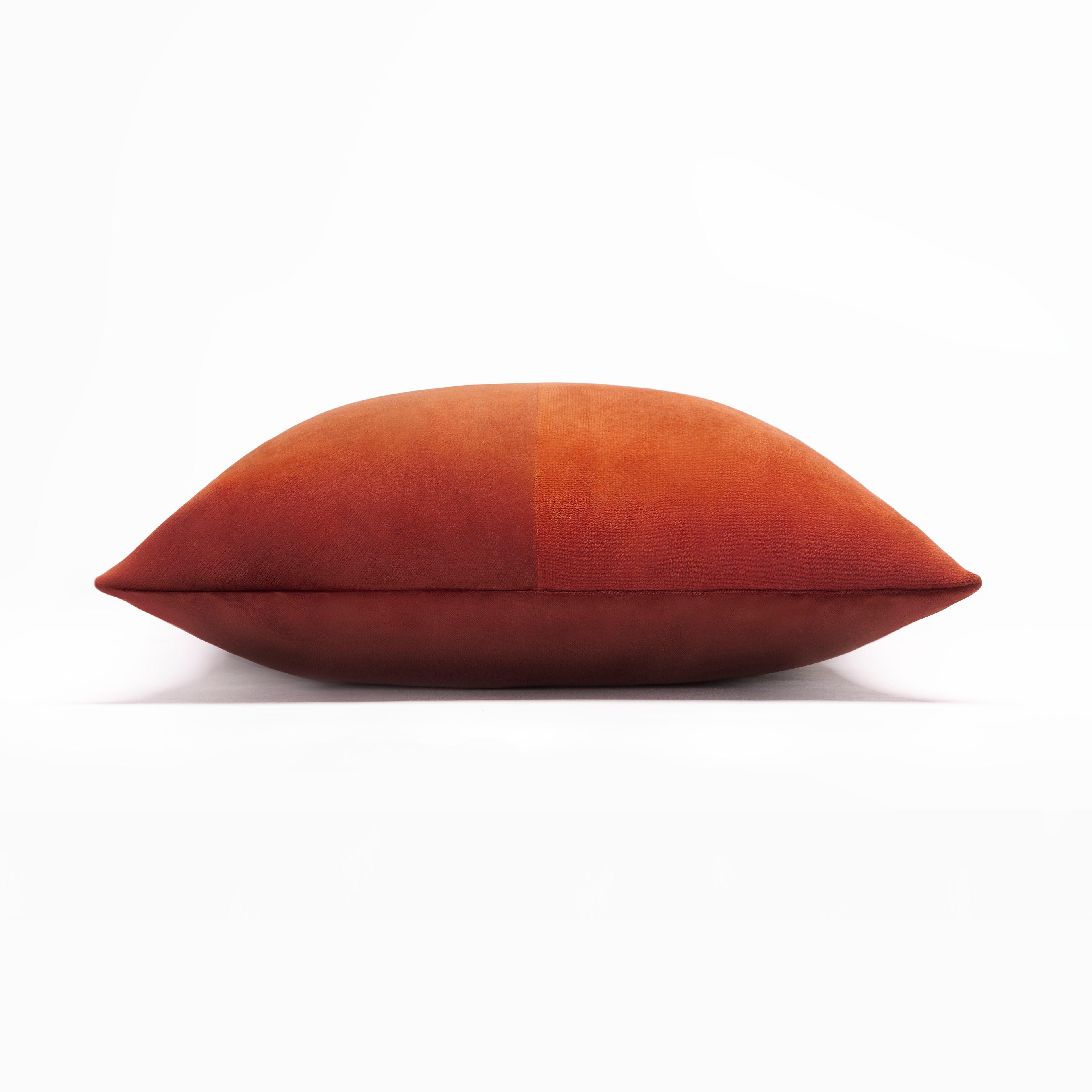 La forma geometrica di questo elegante cuscino è ornata da una splendida fodera sofisticata e fresca, che aggiunge un delicato accento decorativo a un salotto moderno. 
Il contrasto di colori e l'equilibrio estetico di questo pezzo d'accento lo