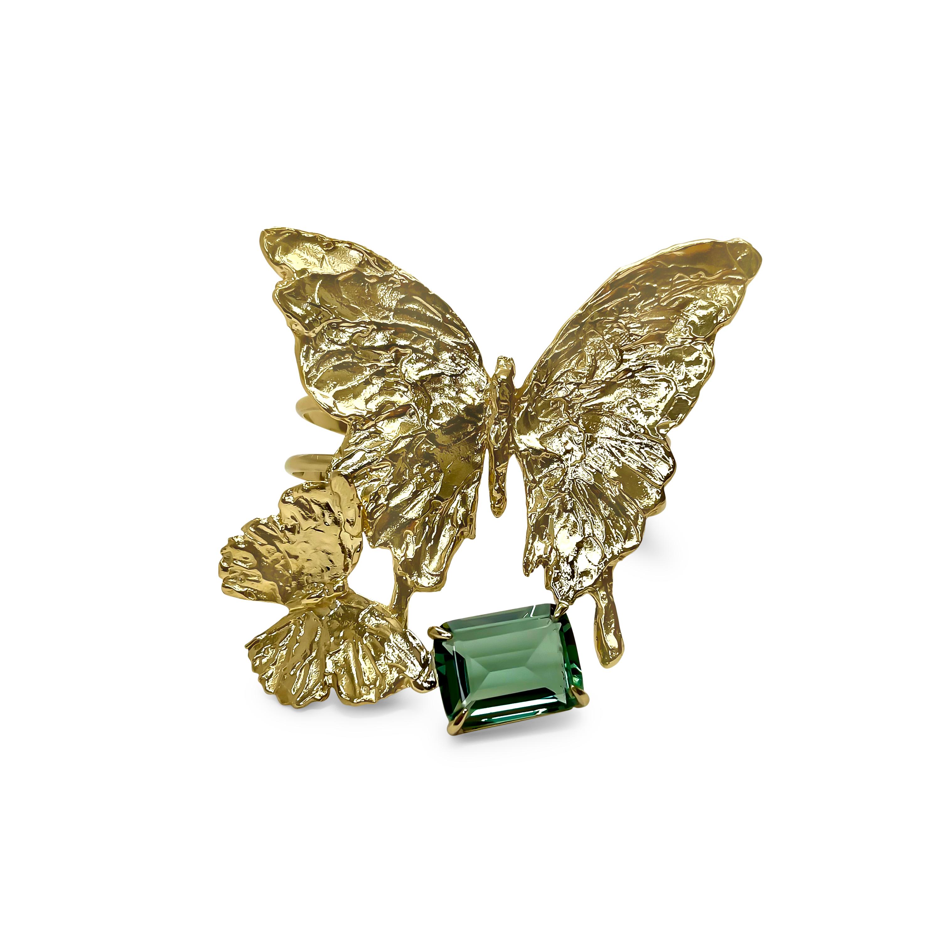 Intention : Sagesse

Design/One : Deux papillons sculptés à la main volent en harmonie, couvrant l'étendue du poignet et scintillant de quartz vert taillé en émeraude. Les bandes confortables en laiton doré thaïlandais enserrent confortablement le