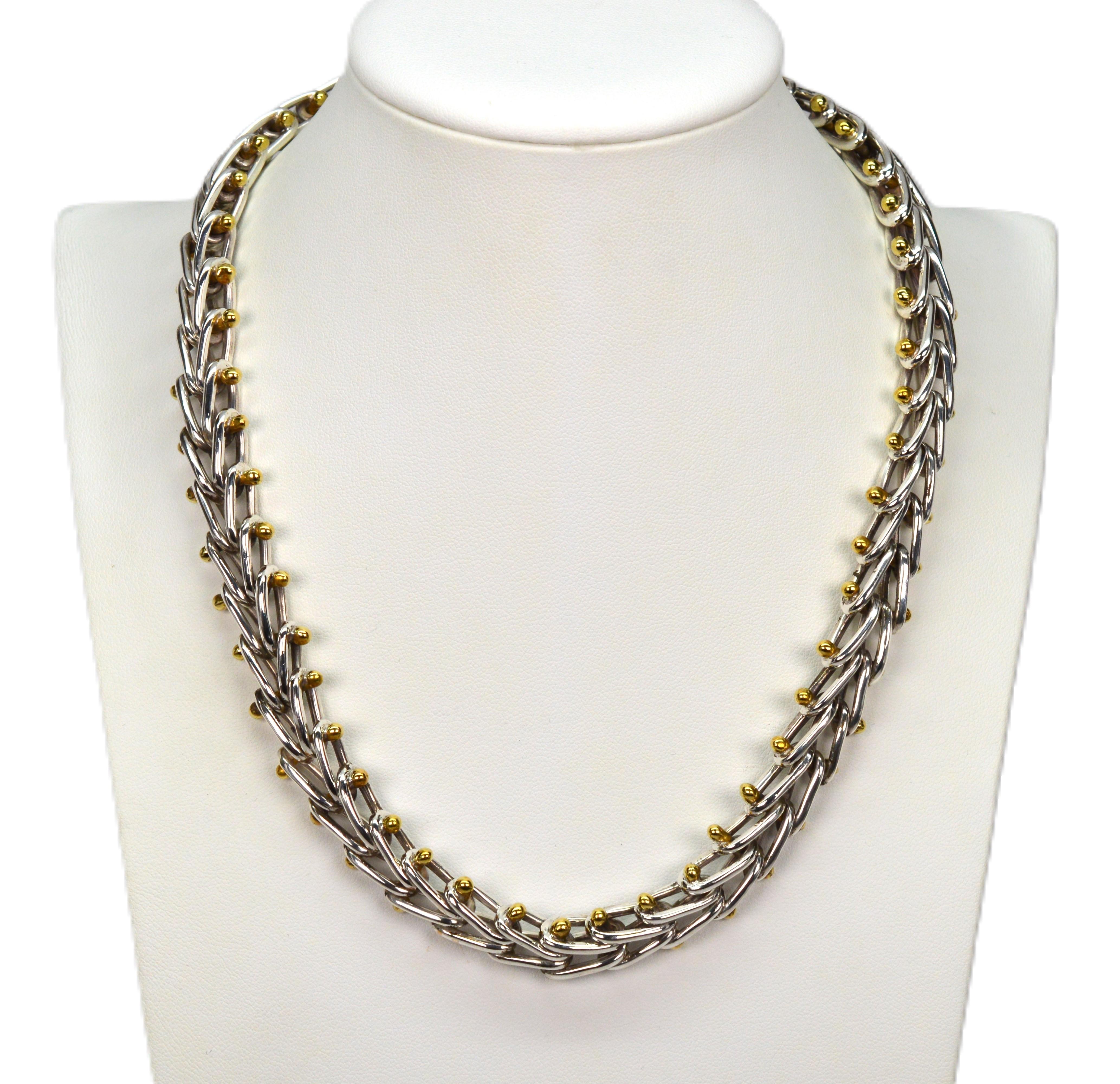 Sfoggia un look hardware di tendenza con questa straordinaria collana vintage in argento e ottone da 18 pollici. Con un notevole calibro pesante in argento 925, le maglie multiple allungate in argento lucido sono assemblate in doppie file e