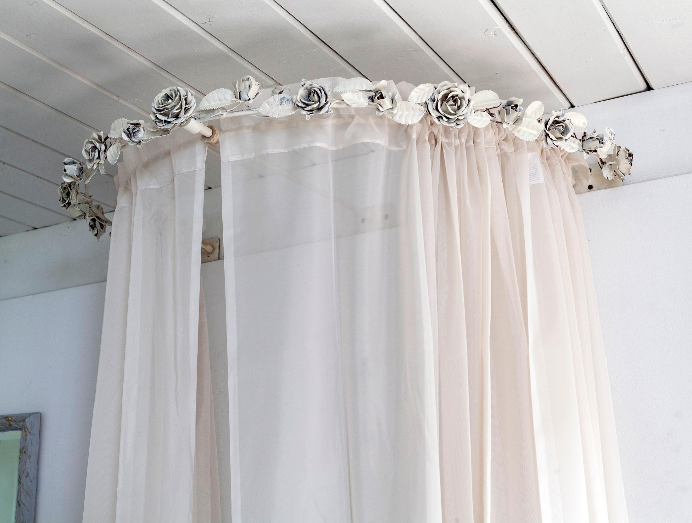 Cama Euro King Francesa Blanca Tallada a Mano de Doble Caña en venta 5