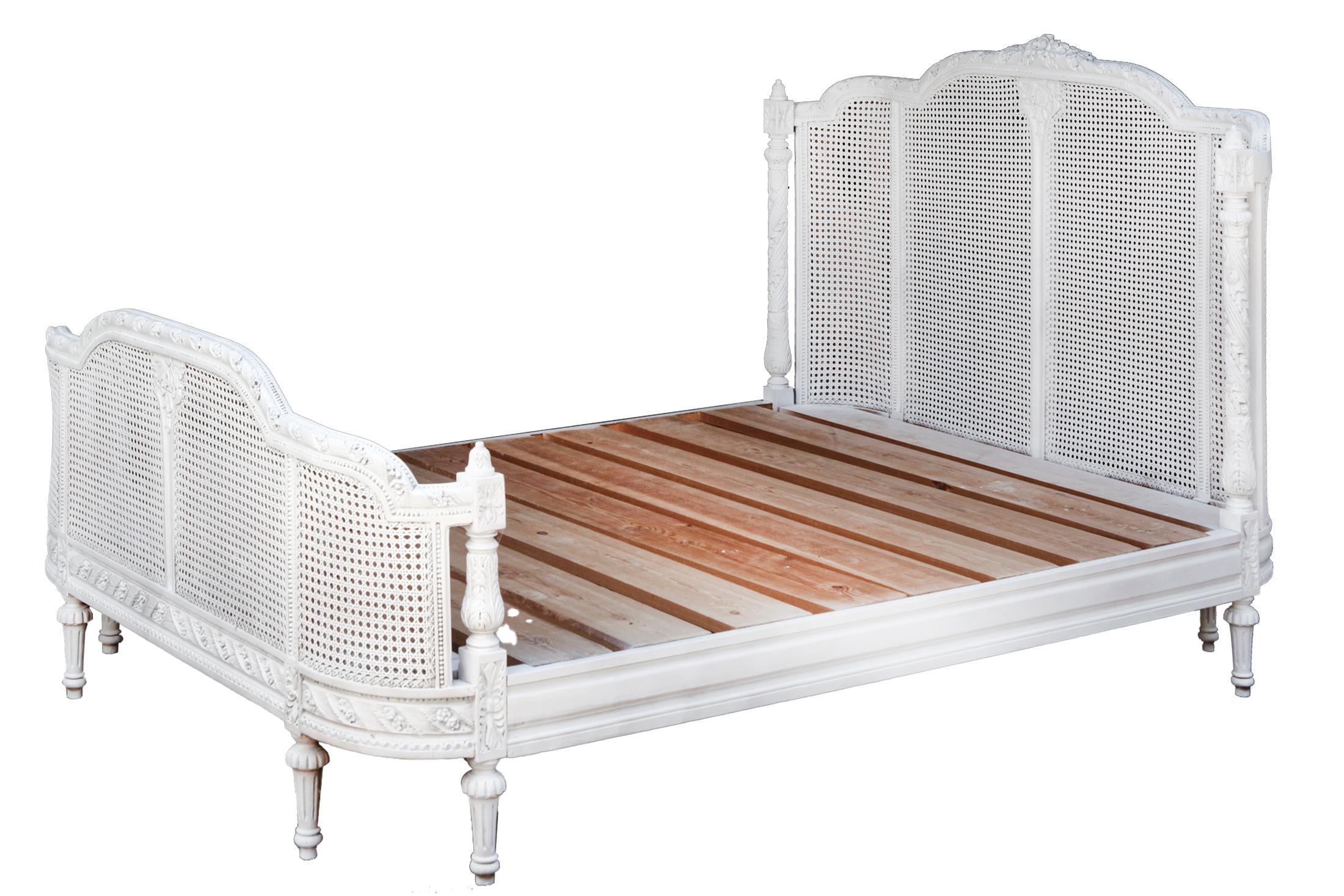 Lit Euro King français double canné blanc sculpté à la main. Cadre en bois dur du début du 20e siècle avec détails sculptés, tête et pied de lit à double cannelure. Finition en blanc doux. Mesure 91
