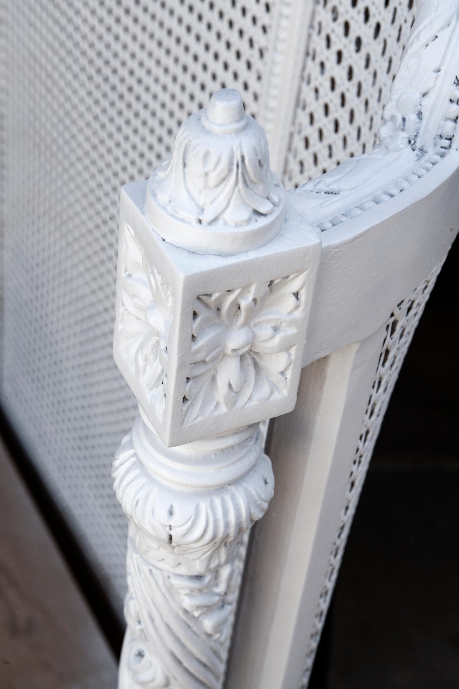Sculpté à la main Lit Euro King français double canné blanc sculpté à la main en vente