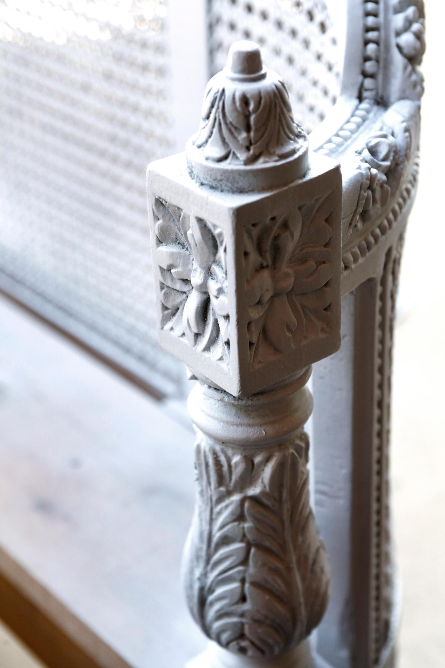 Lit Euro King français double canné blanc sculpté à la main Bon état - En vente à Malibu, CA