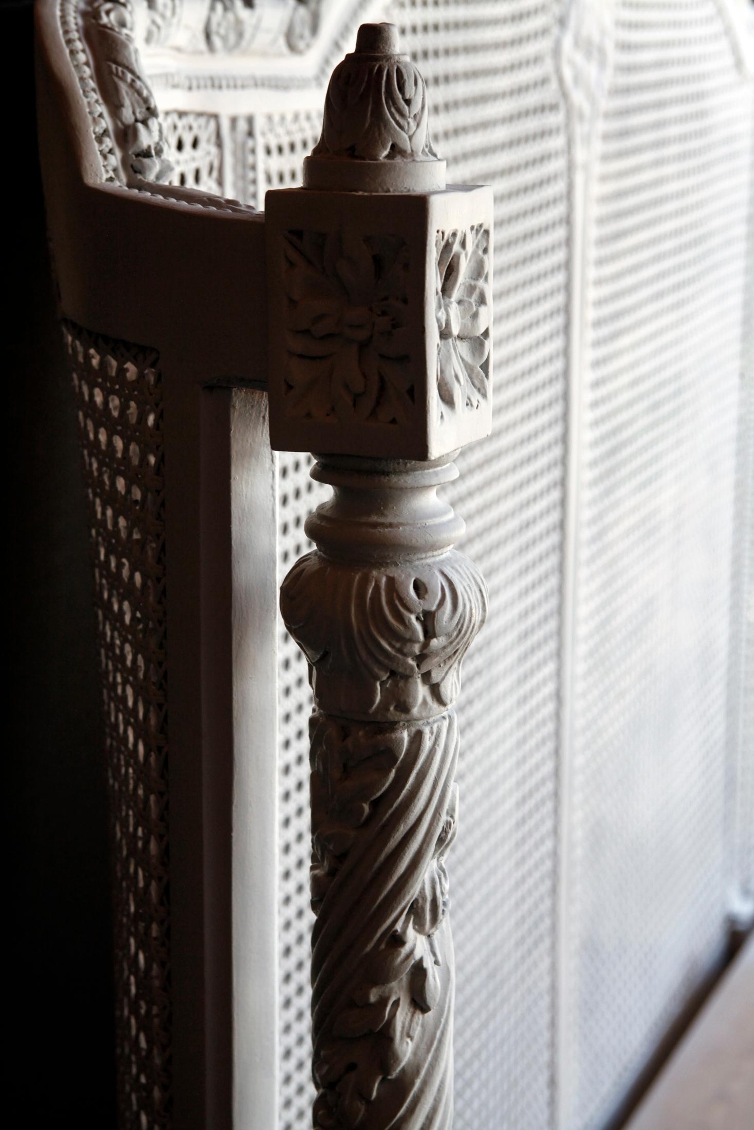 20ième siècle Lit Euro King français double canné blanc sculpté à la main en vente