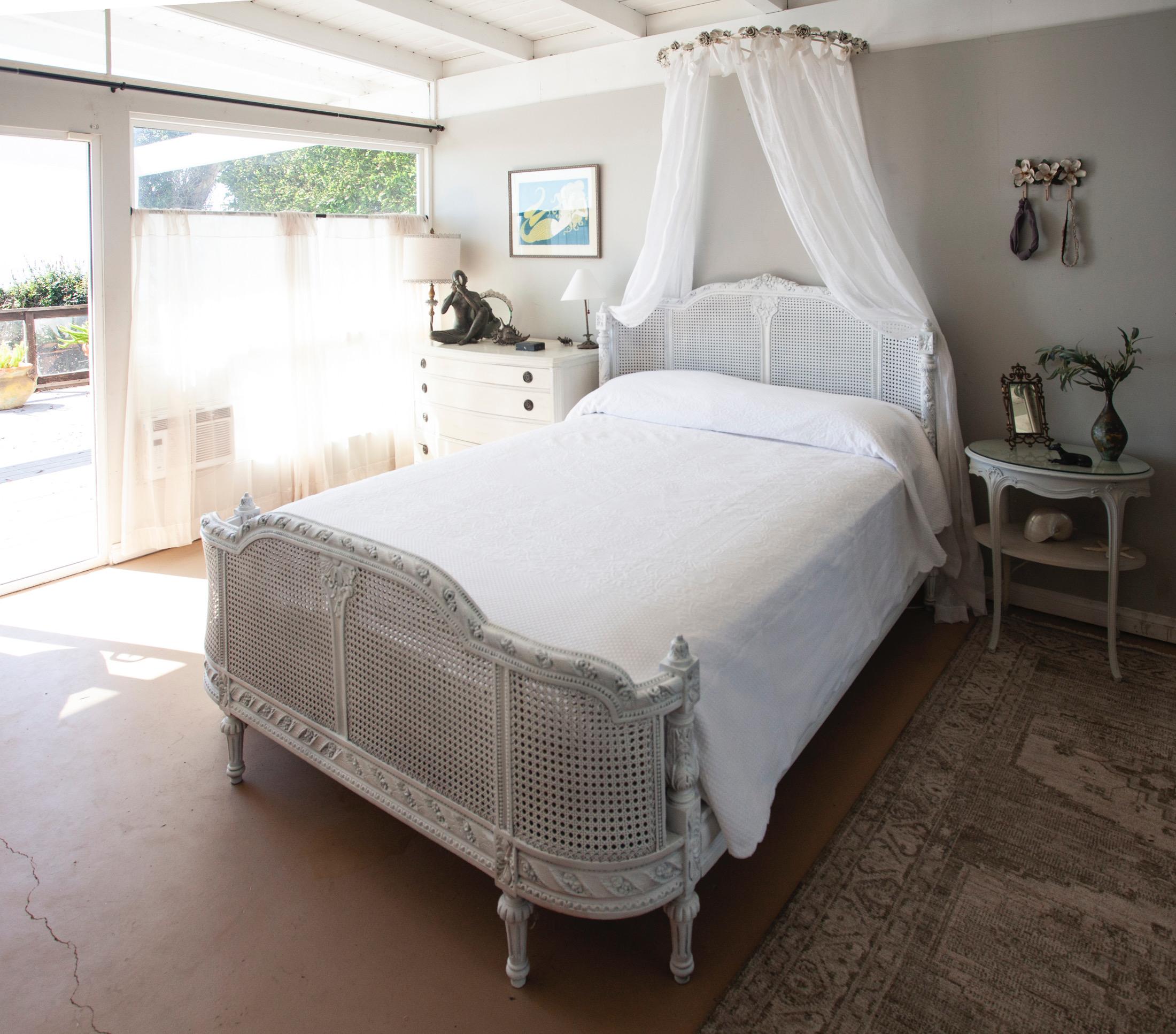 Double Caned Weiß Hand geschnitzt Französisch Euro King Bett im Angebot 2