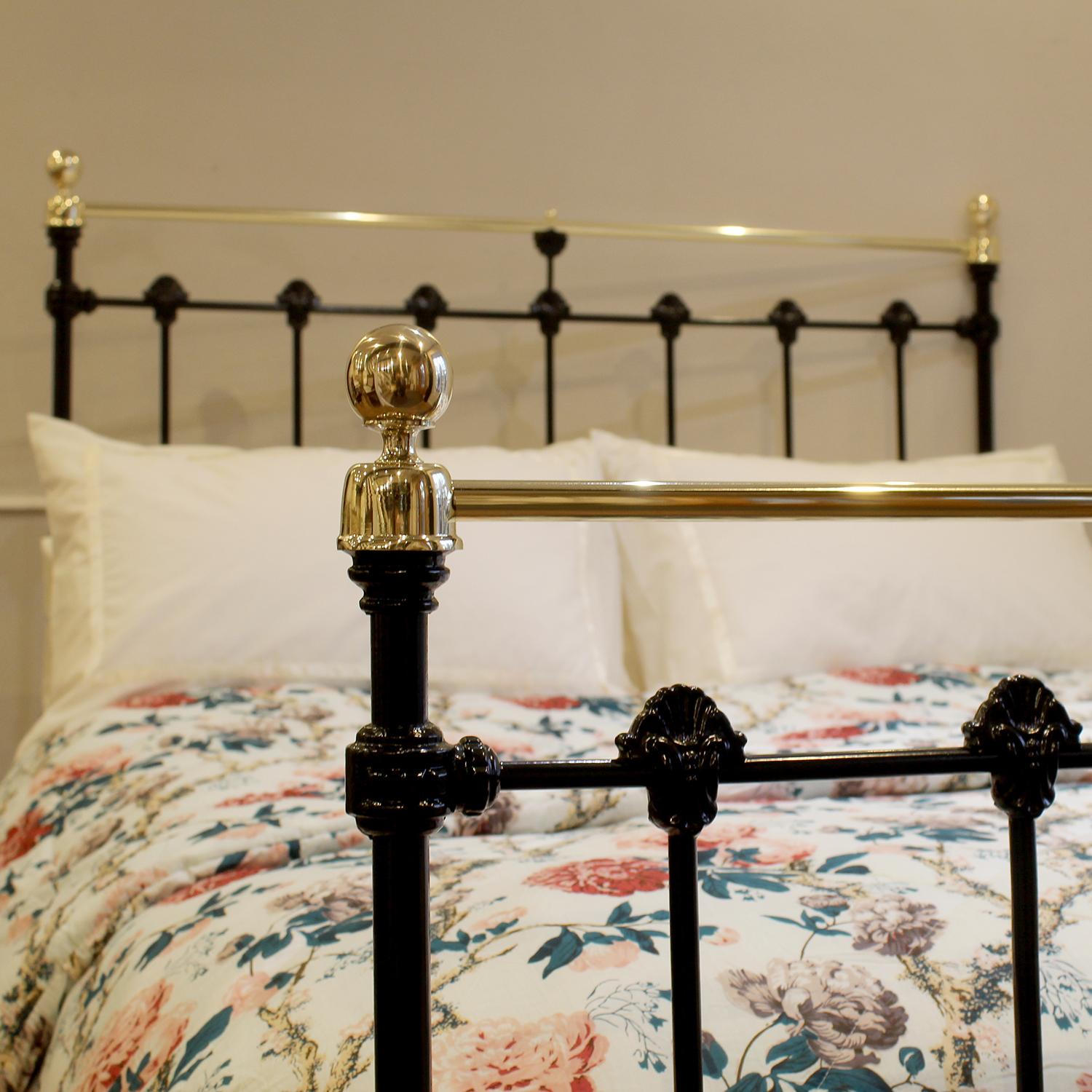 Double Cast Iron and Brass Victorian Antique Bed in Black, MD164 In Good Condition For Sale In Wrexham, GB