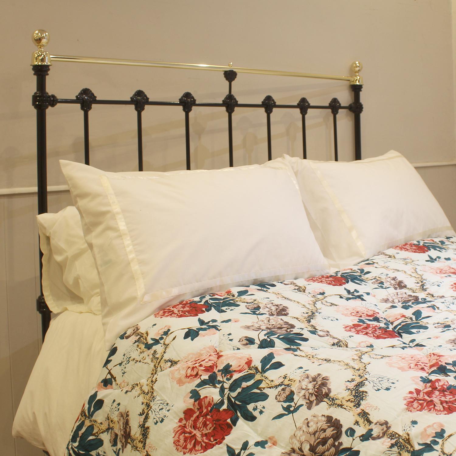 Double Cast Iron and Brass Victorian Antique Bed in Black, MD164 For Sale 3
