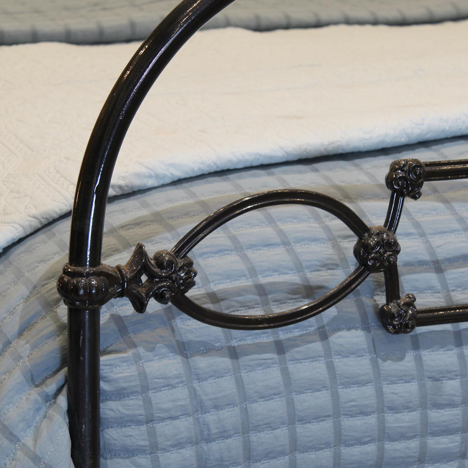 Double Cast Iron Antique Bed MD128 In Good Condition For Sale In Wrexham, GB
