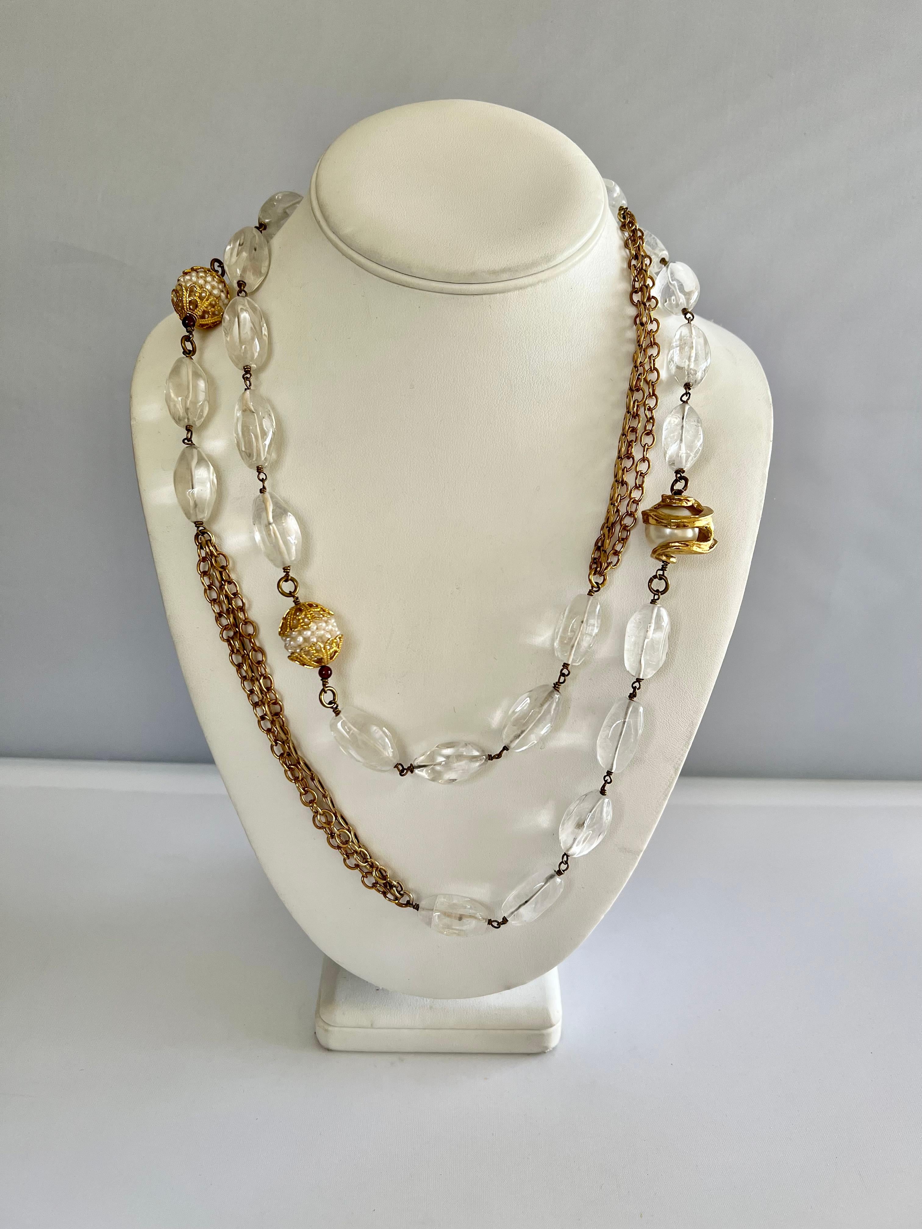 Collier en sautoir doré avec fausses perles, cristal de roche et ornements en bronze - fabriqué à Paris, France. 