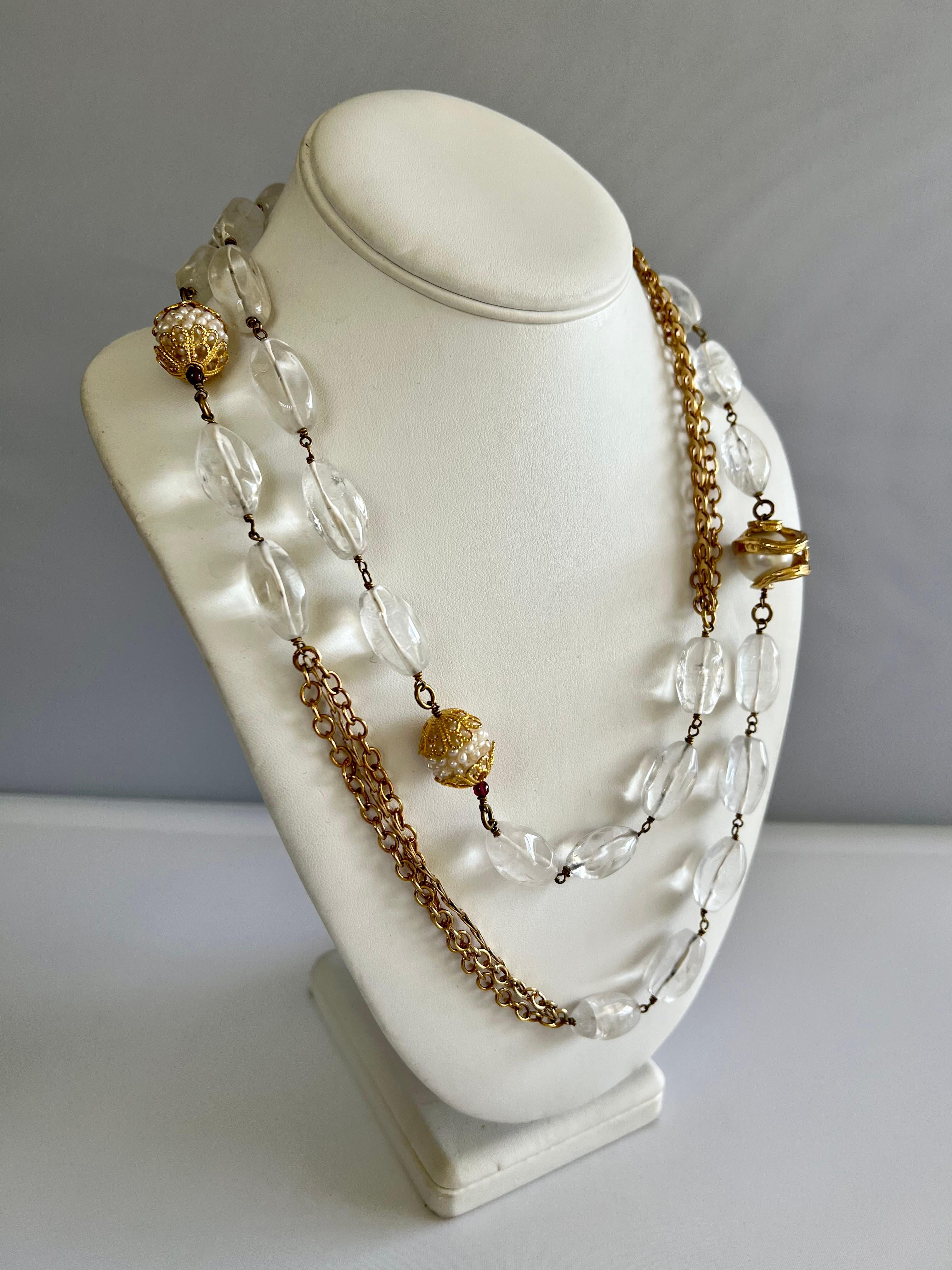 Artisan Chaîne double, collier sautoir français en cristal de roche, bronze et fausse perle en vente