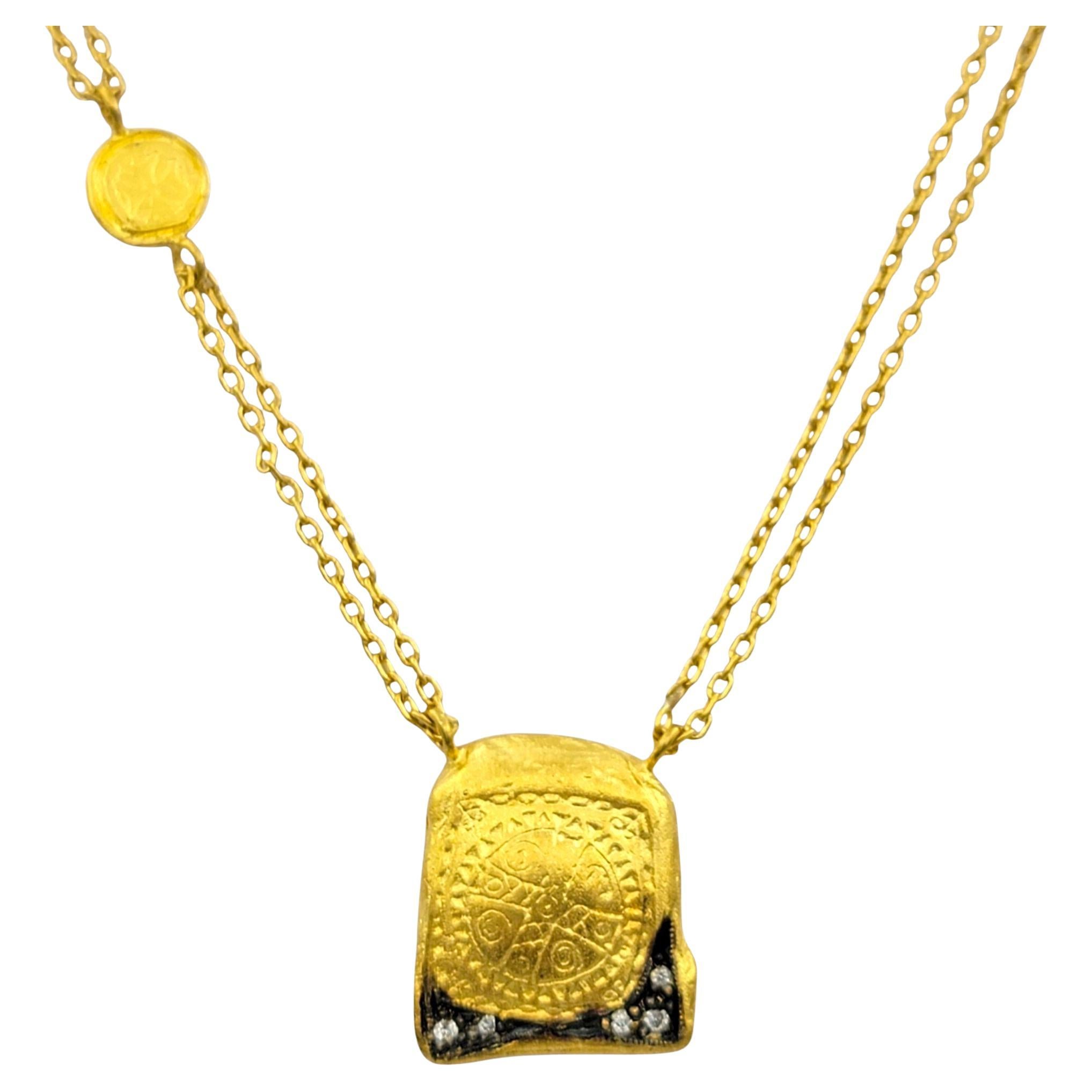 Il design moderno incontra l'oro opulento in questa collana a doppia catena da tavolo, realizzata in oro giallo di 23,65 carati ad alta purezza. Il punto focale è un ciondolo a forma di tavoletta d'oro minimalista con cinque diamanti rotondi taglio