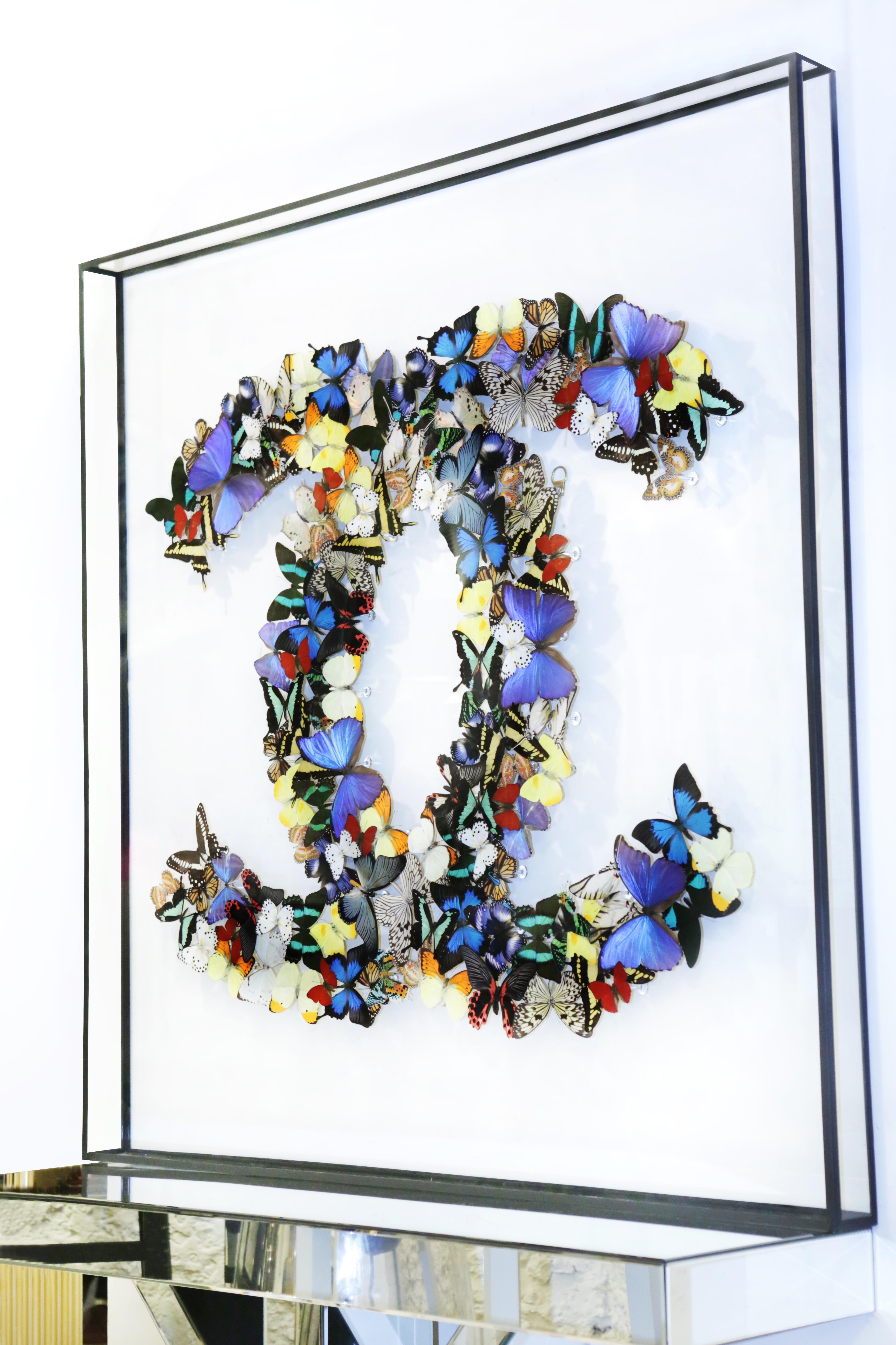 Décoration murale double Chanel papillons sous
cadre de boîte en verre, verre anti-UV, avec de vraies couleurs multicolores
des papillons provenant de fermes d'élevage. Exceptionnel et unique
pièce fabriquée en France par Olivier Violo.