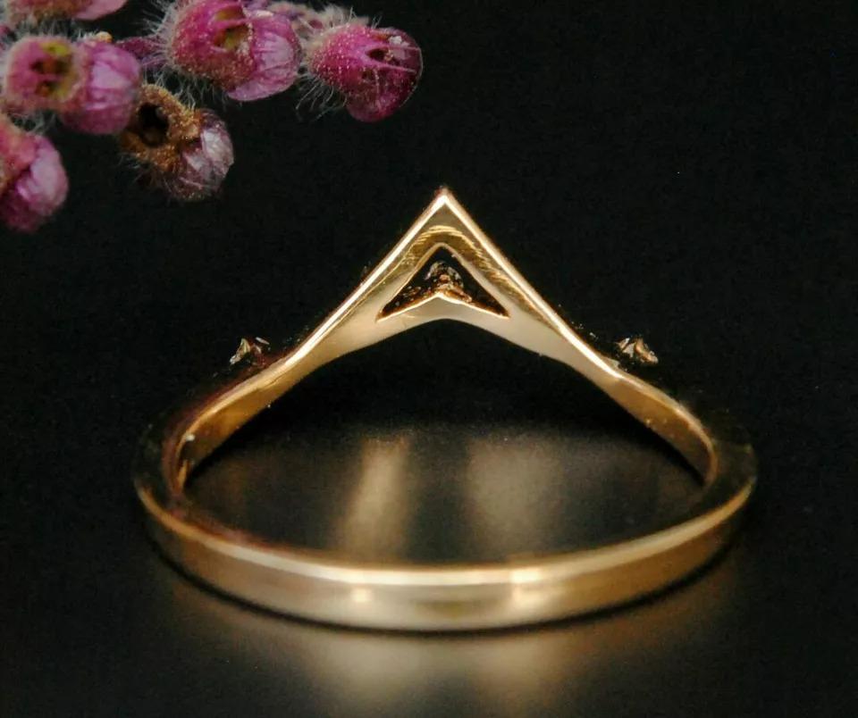 Round Cut Double Chevron Diamond and 14k Solid Gold Tiara Crown Ring For Sale