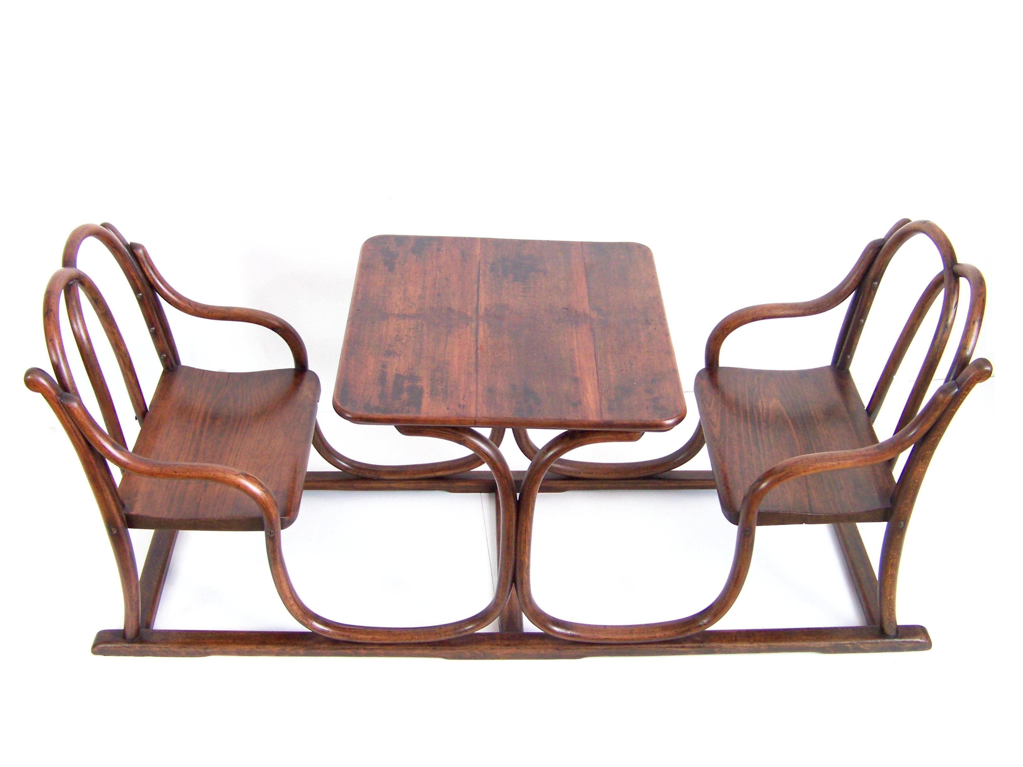 Un modèle rare et très précoce, le n° 3, fabriqué en Autriche par la société Gebrüder Thonet. Labellisé avec une étiquette en papier et un cachet, qui est utilisé, vers 1860. Nouvellement restauré.