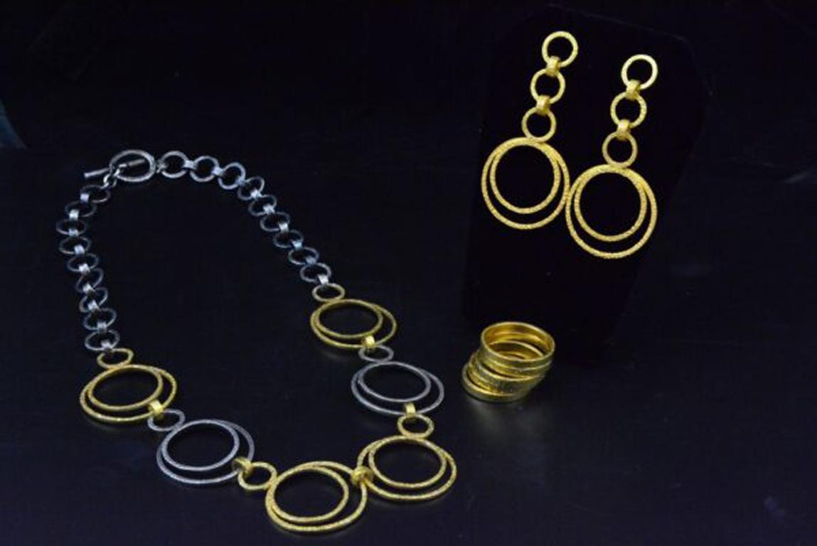 Doppelkreis-Halskette aus 22k Gold und Silber von Tagili Damen im Angebot