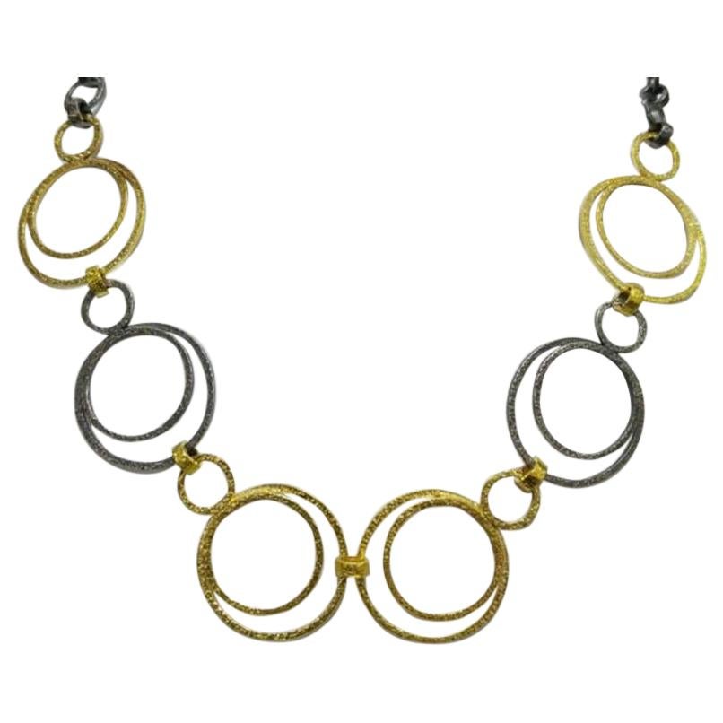 Doppelkreis-Halskette aus 22k Gold und Silber von Tagili im Angebot