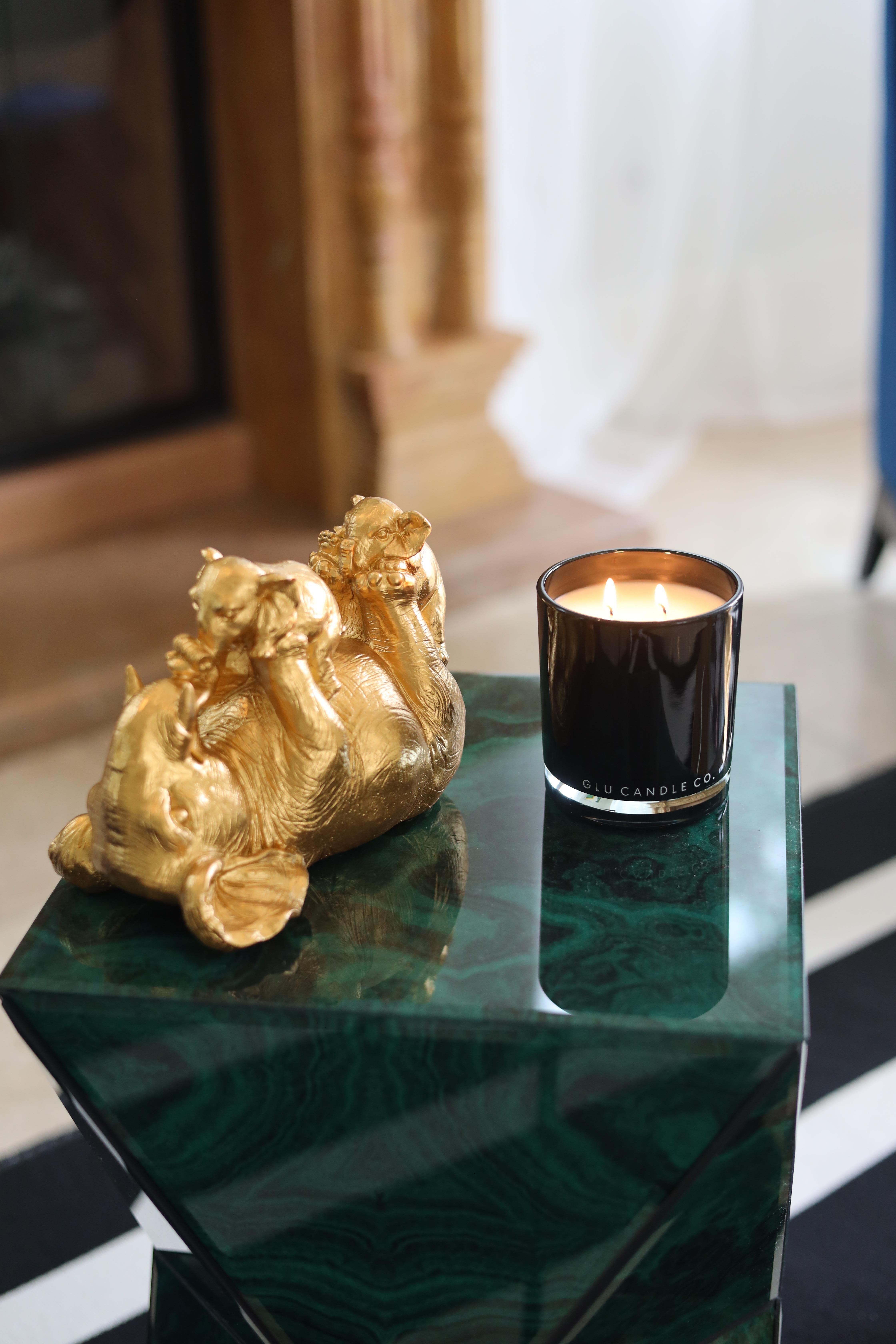 Les notes effervescentes du champagne pétillant donnent un ton joyeux, tandis que l'allure florale douce du jasmin ajoute une élégance intemporelle. Une touche de sucre de coco crémeux apporte chaleur et douceur, créant un parfum indulgent et