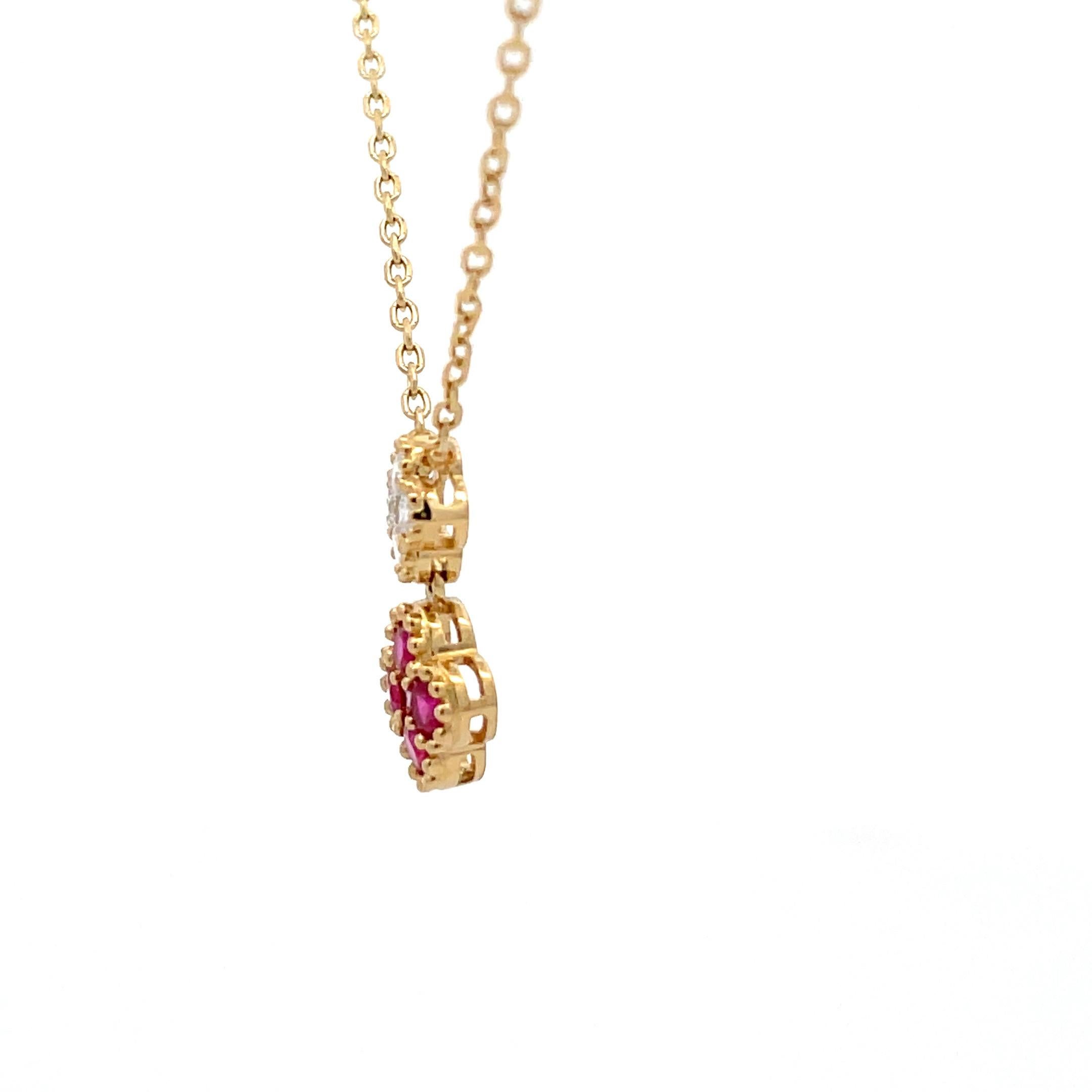 18 Karat yellow gold pendant featuring four round brilliants weighing 0.15 carats and 4 Rubies weighing 0.32 carats.

Chain ha 3 loops:
16
