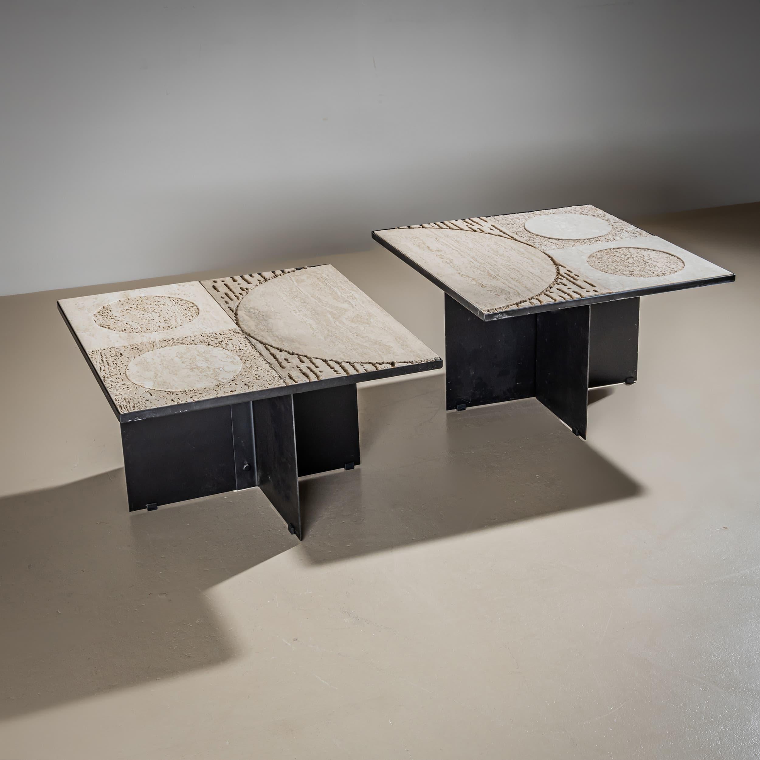 This exceptional coffee table is attributed to the Italian design duo Grupo NP2 – Nerone and Patuzzi, created in the 1970s. It consists of two identical parts that can be arranged together or separately. The rectangular travertine tops feature a