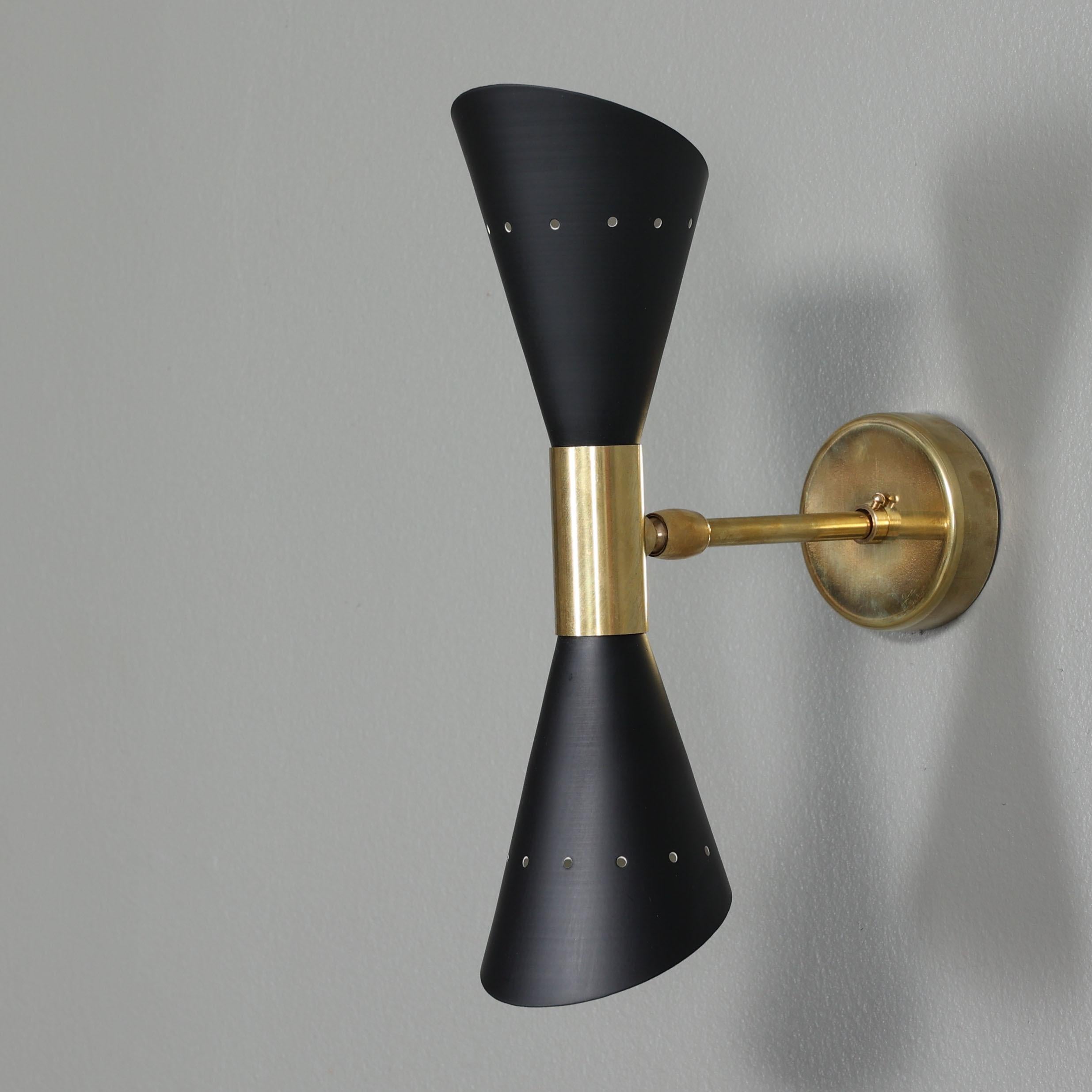 Double Cone Mid-Century Modern Wall Sconce in Brass and Black Lacquer Shades Moderno de mediados de siglo en venta
