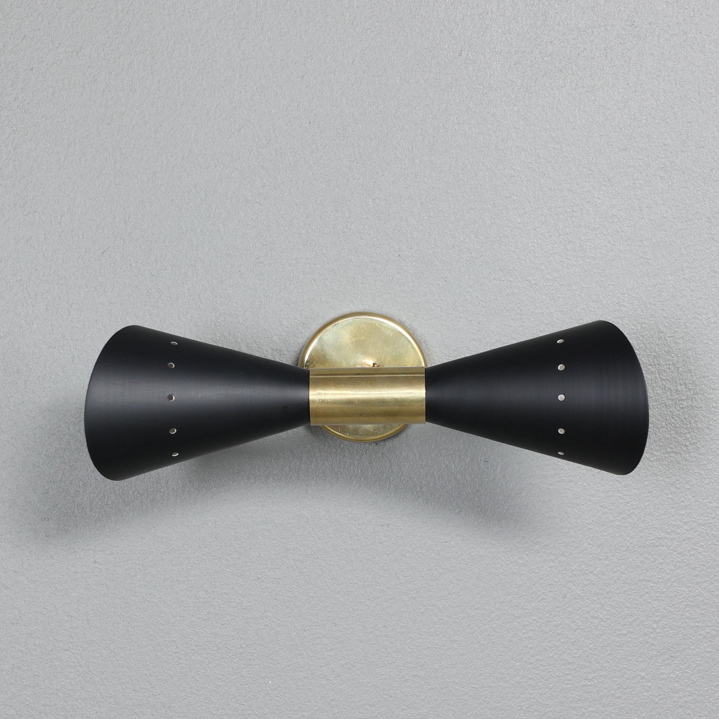 Double Cone Mid-Century Modern Wall Sconce in Brass and Black Lacquer Shades Italiano en venta