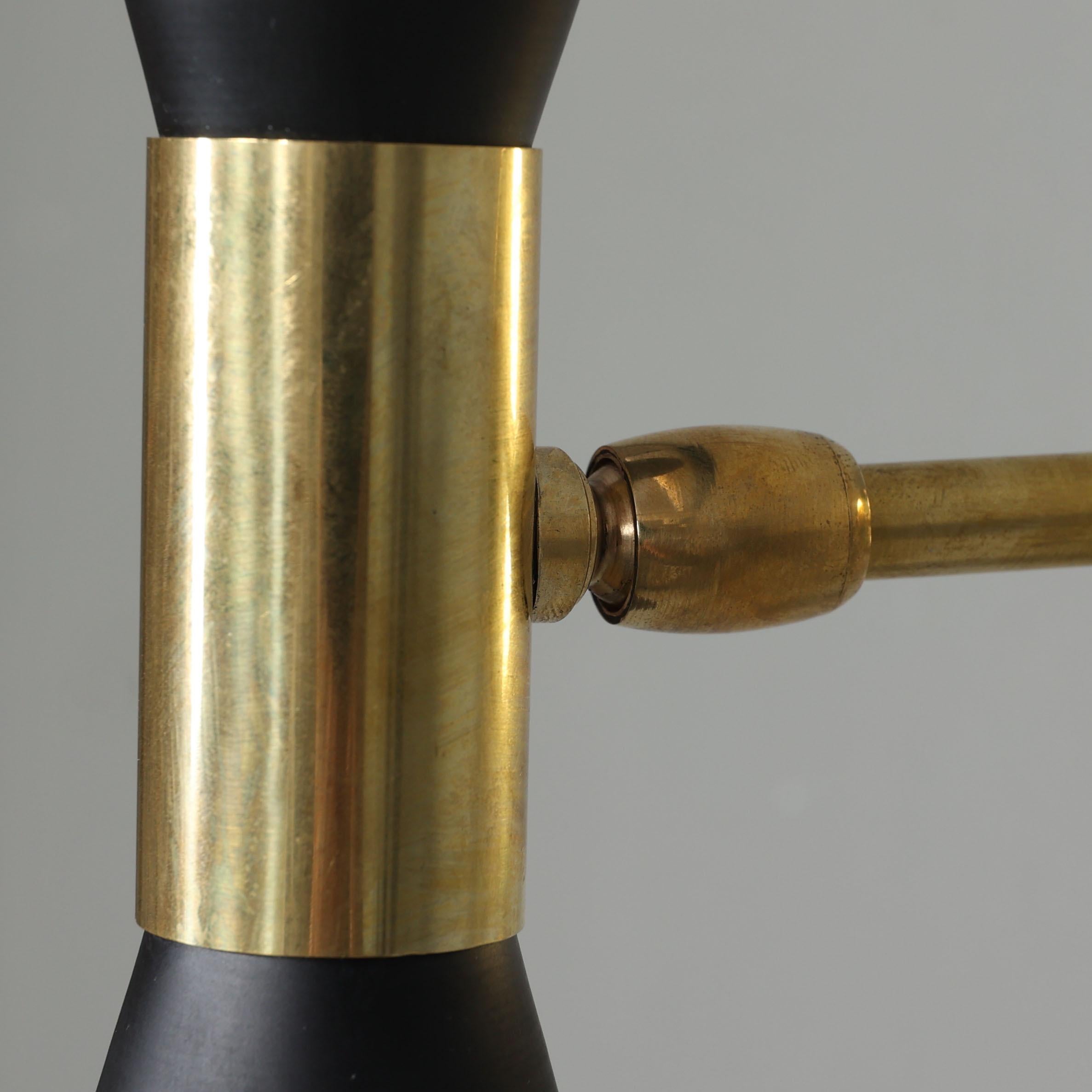 Double Cone Mid-Century Modern Wall Sconce in Brass and Black Lacquer Shades Hecho a mano en venta