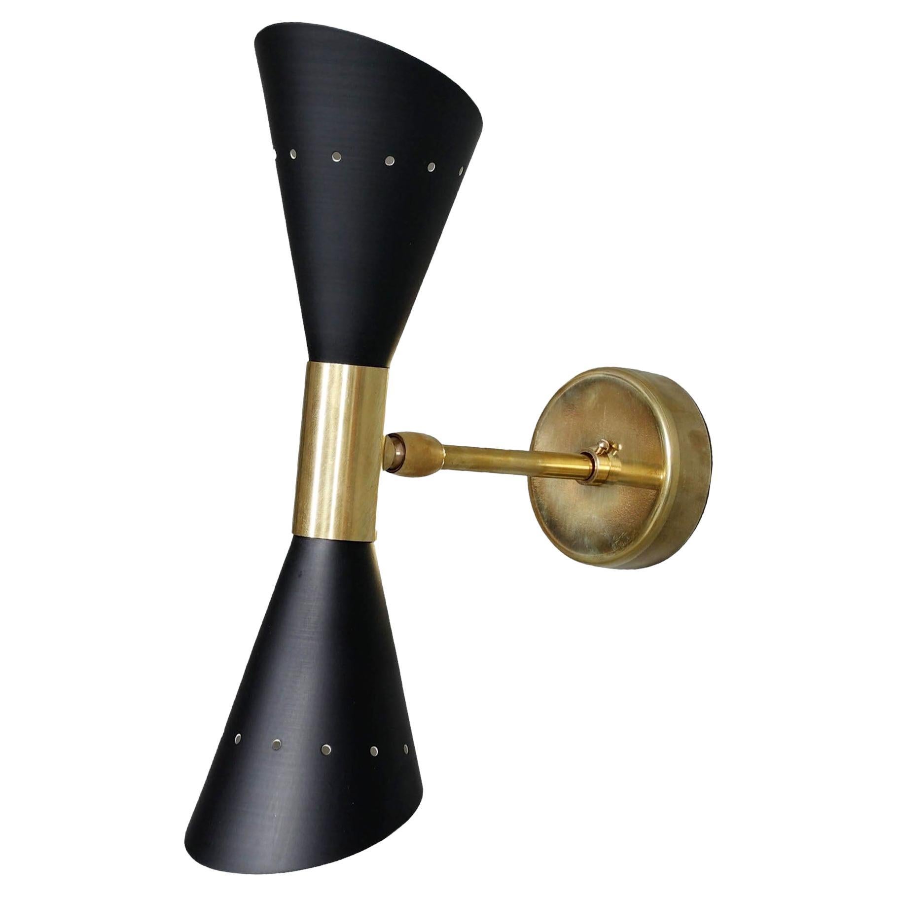 Double Cone Mid-Century Modern Wall Sconce in Brass and Black Lacquer Shades en venta