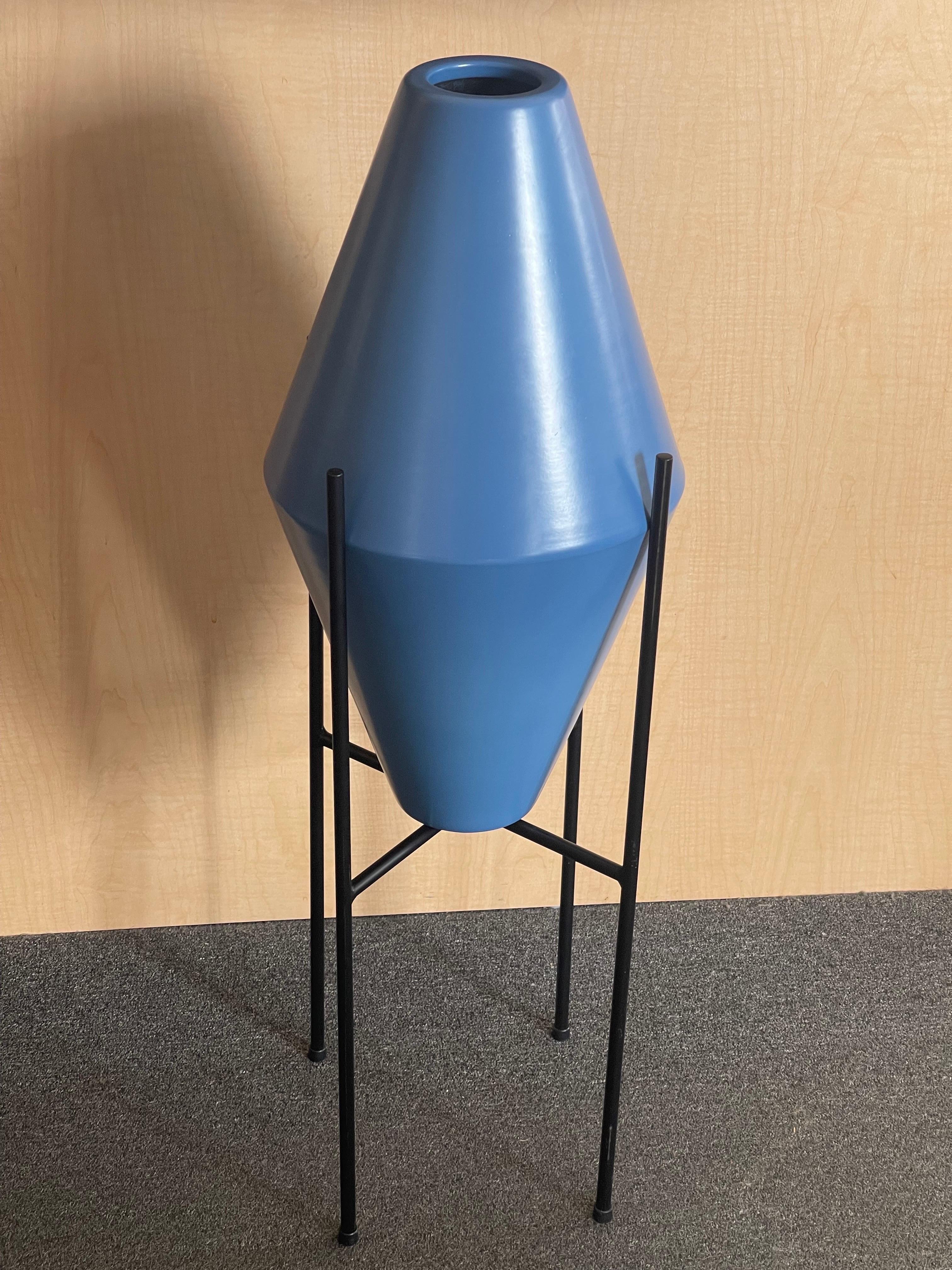 A gorgeous double cone vessel / planter on metal stand by Architectural Pottery, circa 2000s. The planter has a beautiful matte blue finish and measures 11