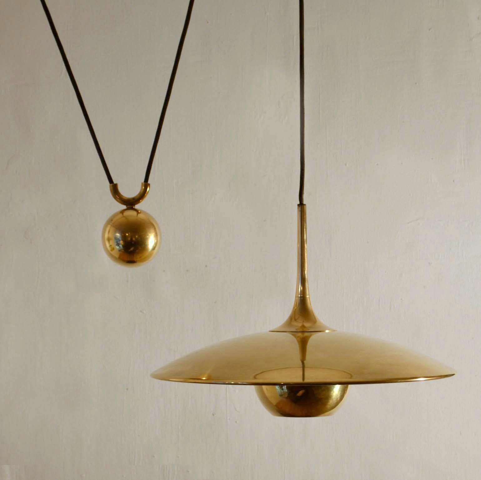 Double Counterbalance Pendant Lamps Onos 40 in Brass by Florian Schulz, 1970s In Excellent Condition In London, GB