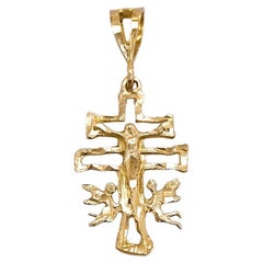 Doppelter Kruzifix Caravaca-Kreuz mit Engeln, Anhänger aus 14 Karat Gelbgold mit Diamantschliff
