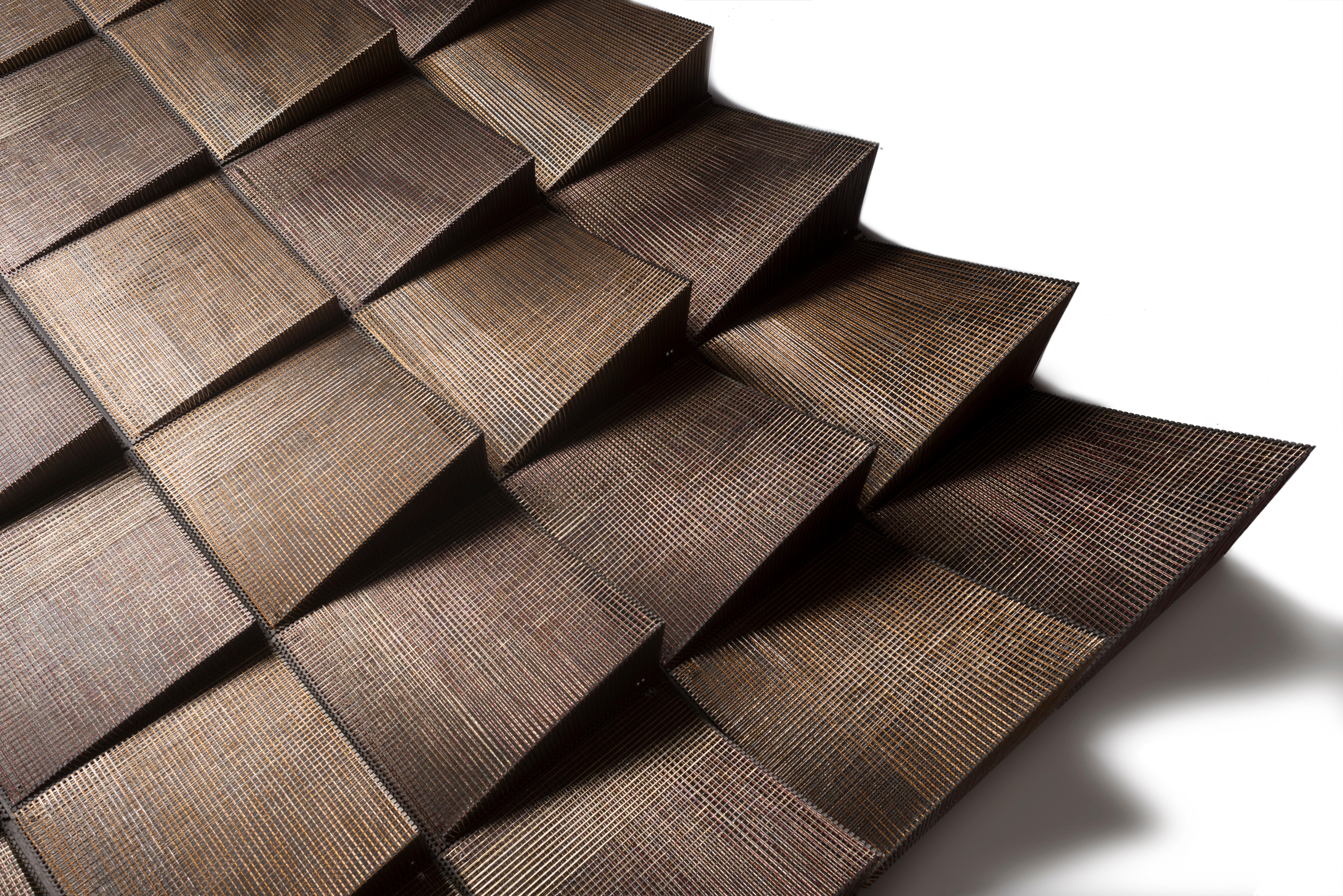 Esta pieza decorativa de pared presenta un cautivador diseño de doble curvatura, elaborado con maestría a partir de una mezcla de seda, algodón y madera. La estructura fluida y curvada crea una sensación de movimiento dinámico, ofreciendo una