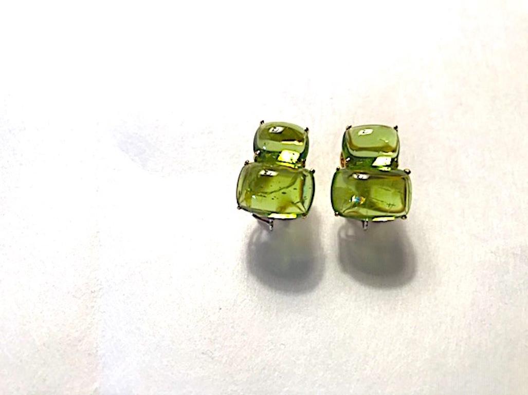 Elegantes pendientes de oro amarillo de 18 quilates con doble cabujón de peridoto, para orejas de clip o perforadas.  También se puede añadir una perla colgante desmontable.

Se trata de un pendiente clásico para el día y la noche que puede hacerse