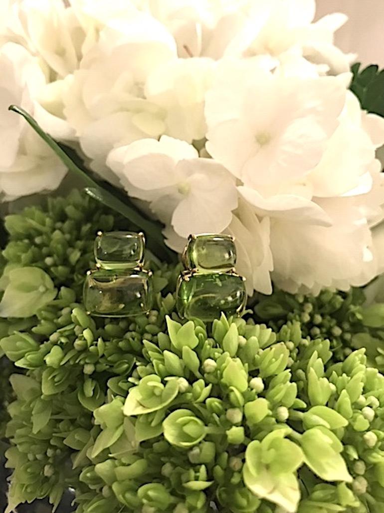 Pendientes de oro amarillo con doble cabujón de peridoto talla cojín en Nuevo estado para la venta en New York, NY