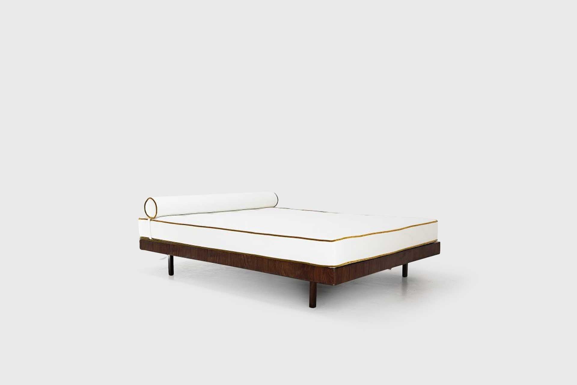 Cama de día doble
Fabricado por Unilabor
Brasil, 1955
Jacaranda, tapicería de tela

Medidas
182 cm x 189 cm x 34h cm
71,65 pulg. x 73 pulg. x 13,4 h pulg.

Literatura
Unilabor, de Mauro Claro. Brasil, 2004. Senac SP; edición Arquitetura e Urbanismo,