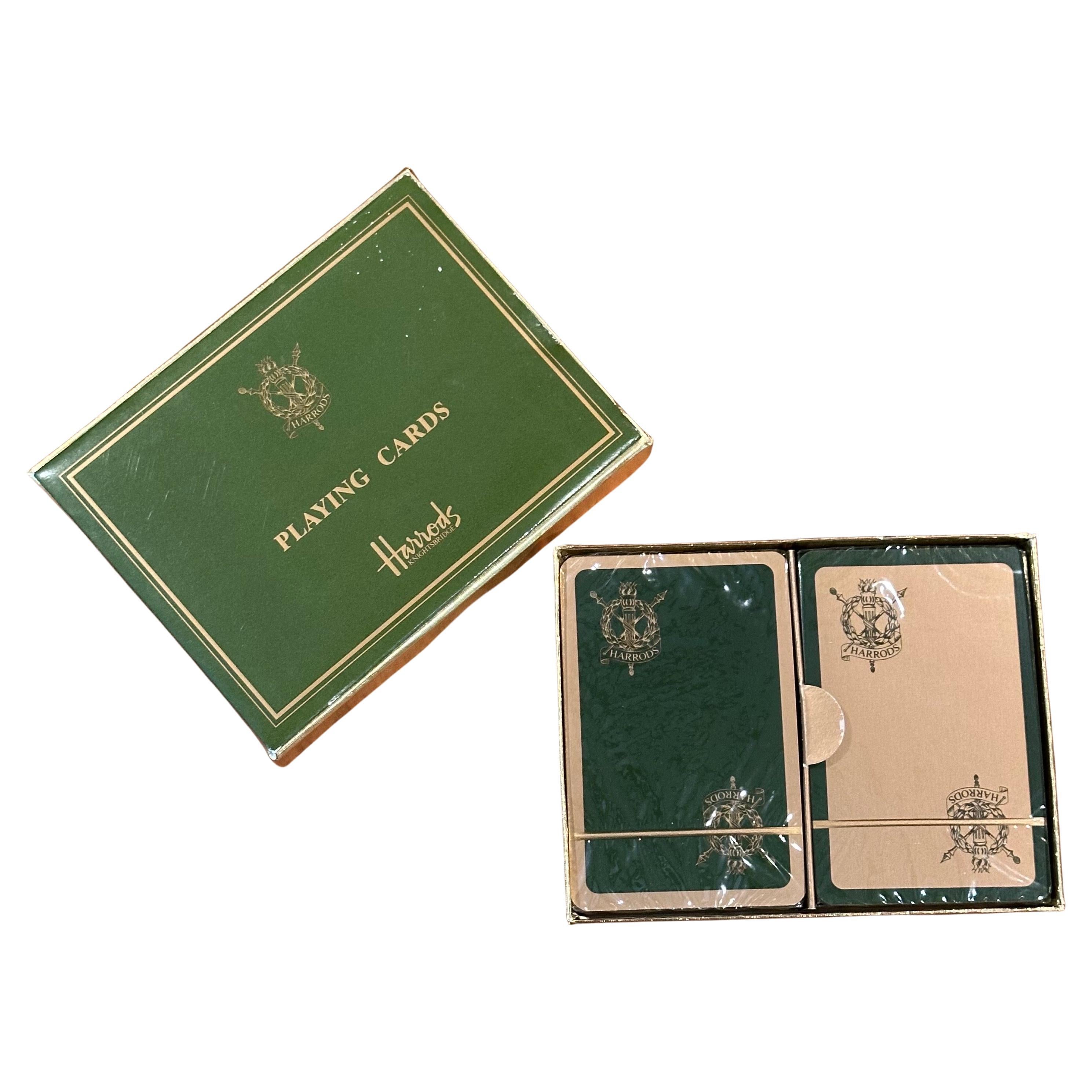 Un très beau jeu de cartes à jouer en boîte à double jeu par Harrods of London, vers les années 1970. ... L'ensemble est en état neuf et non utilisé et la boîte mesure 5 