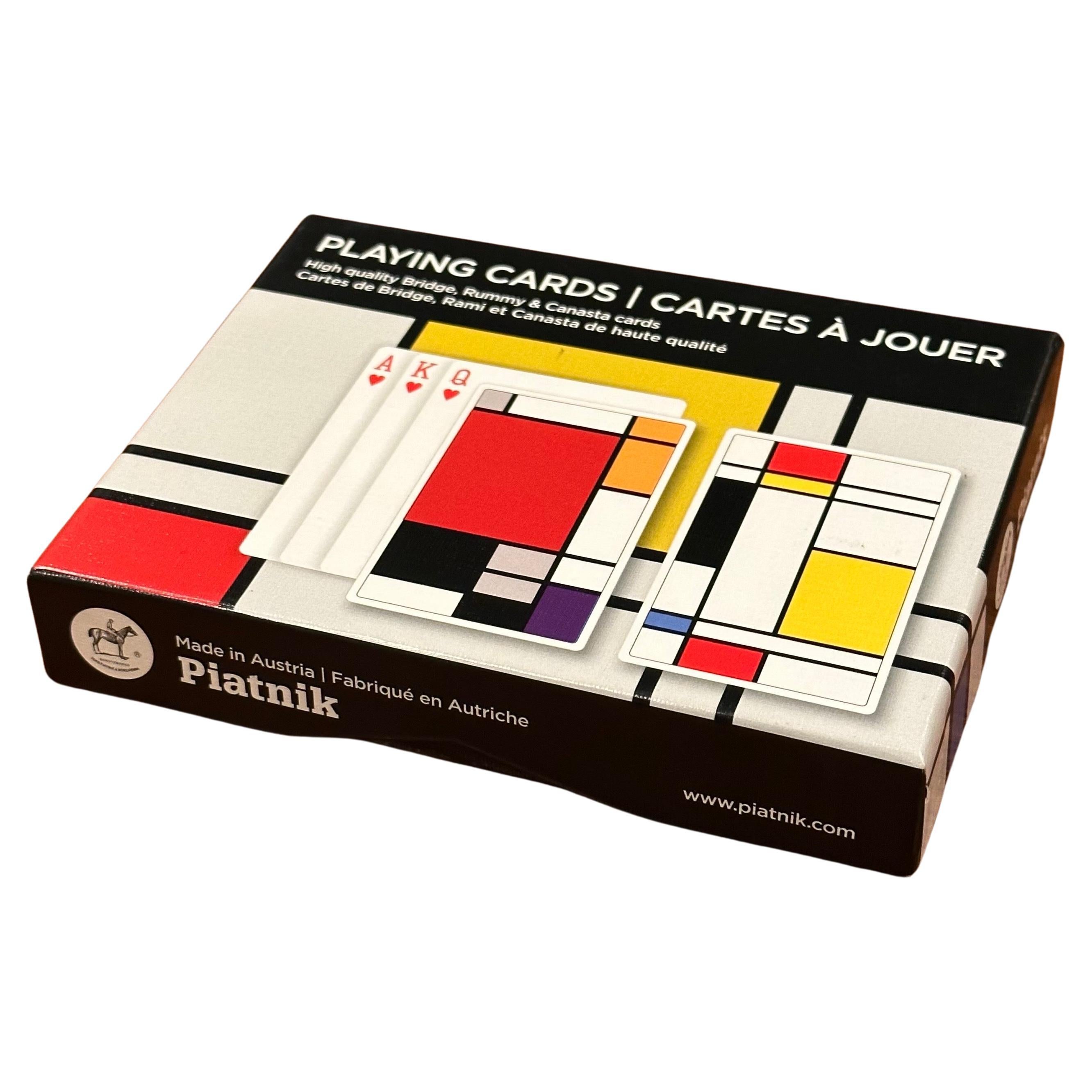 Jeu de cartes à jouer à double jeu dans le style de Piet Mondrian par Piatnik, circa 2000s. . L'ensemble est en très bon état et la boîte mesure 5 