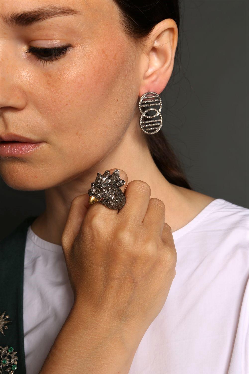 Un paio di orecchini mandala leggeri e alla moda con 2,85 carati di diamanti a taglio singolo su 7,27 grammi di argento.

Hanno una lunghezza di 3,5 cm e una larghezza di 2 cm.

Viene fornito con un certificato di autenticità.