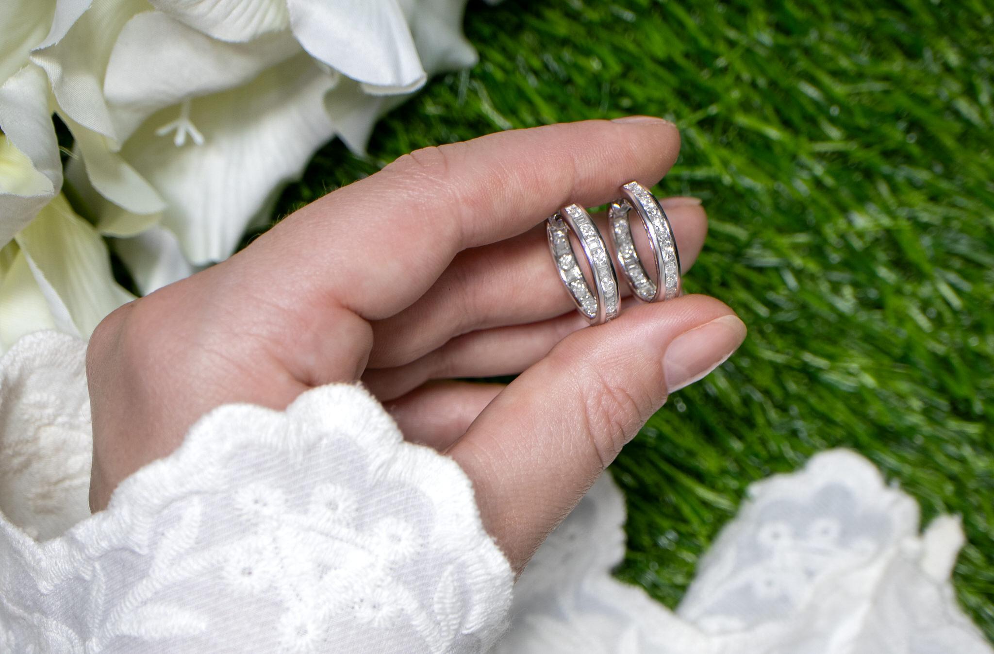 Doppelte Diamant-Creolen-Ohrringe Baguette und rund 2,16 Karat 18K Gold (Baguetteschliff) im Angebot